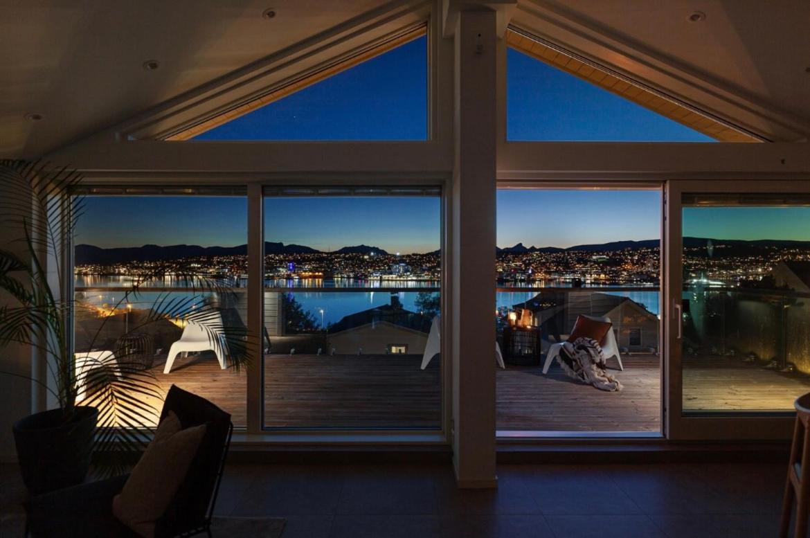 Moderne Sentral Med Fantastisk Utsikt Over Byen Tromso