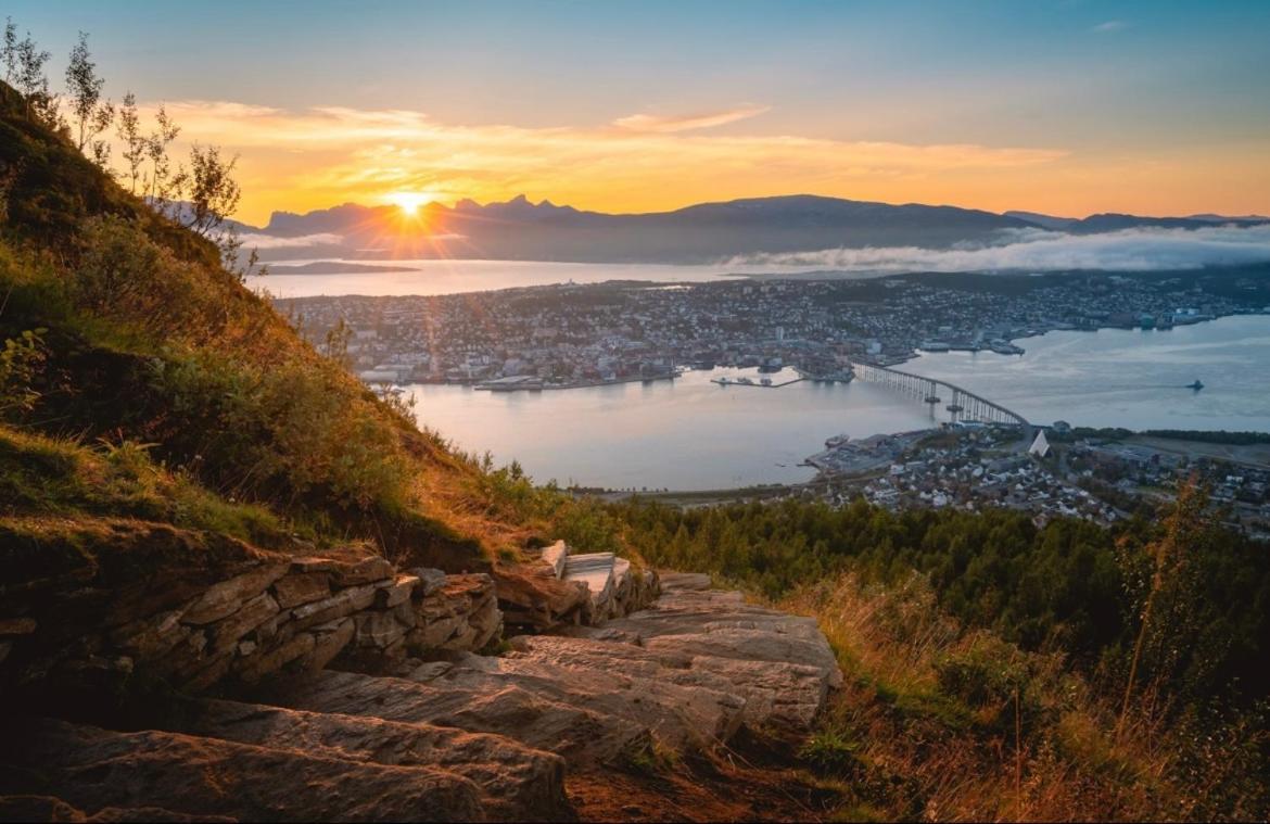 Moderne Sentral Med Fantastisk Utsikt Over Byen Tromso