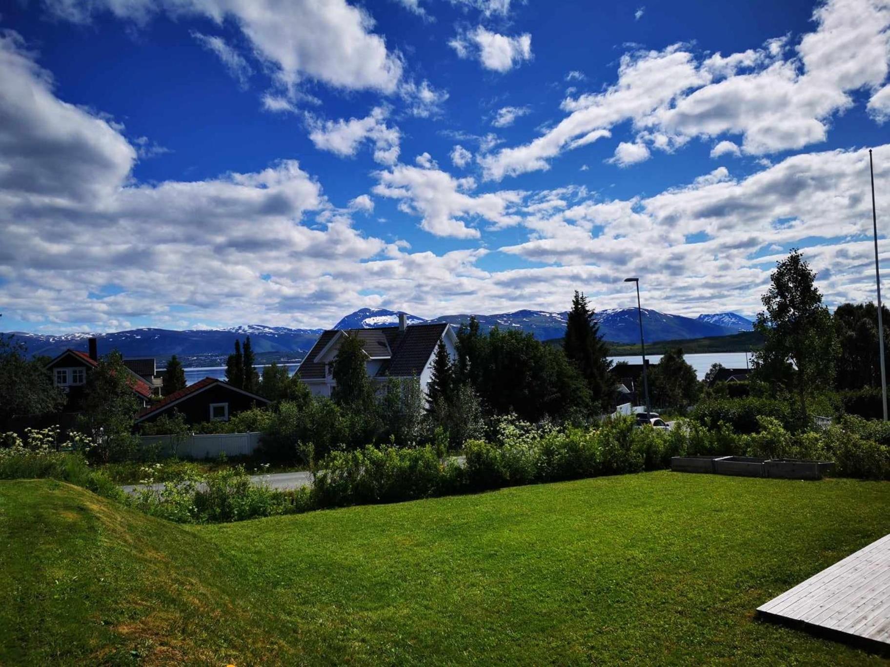 Modern 2 Bedroom Luxury King Bed, New Queen Bed, Free Parking, Perfect For Aurora Hunting And Exploring Kvaloya, Tromso, And Surrounding Islands Year-round * Tromsø