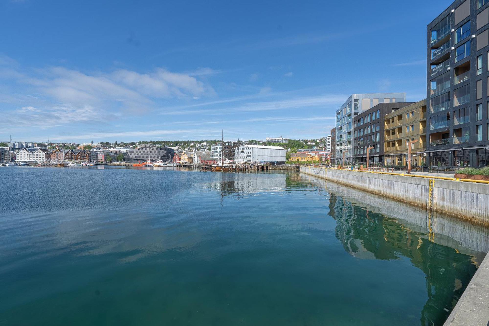 Sleek 1bd With Sea View Apartment *