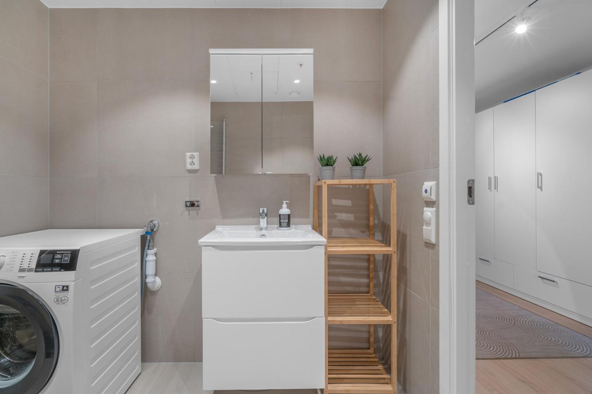 Sleek 1bd With Sea View Apartment *