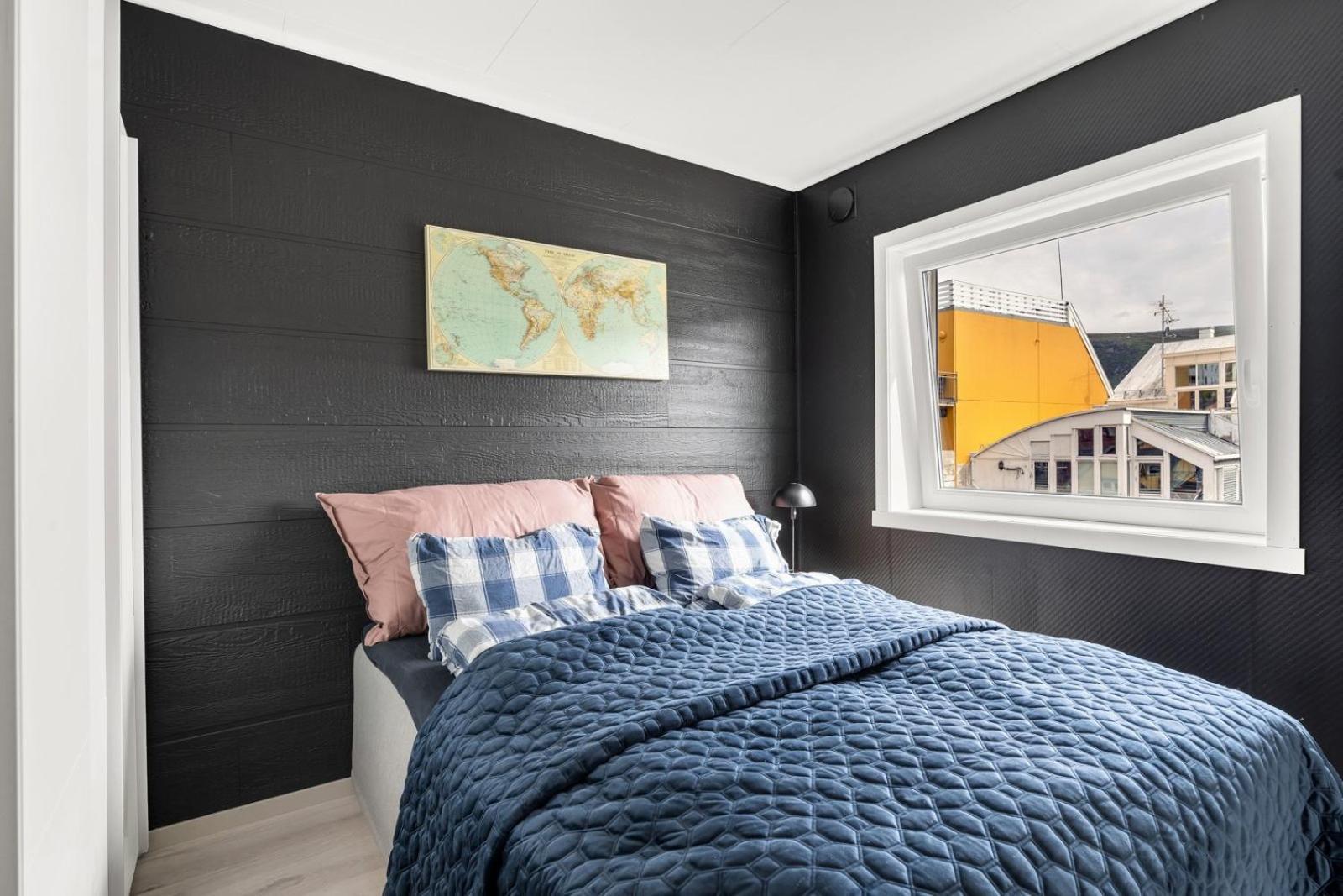 Downtown With Queensize Bed And Parking Appartement