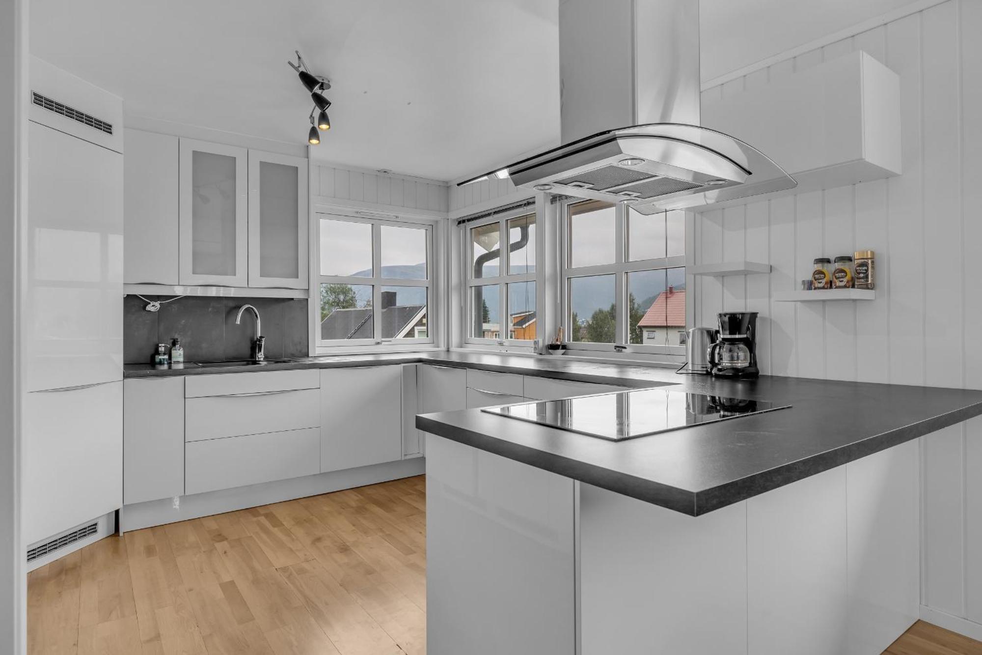 Large Modern House With A View Apartment *
