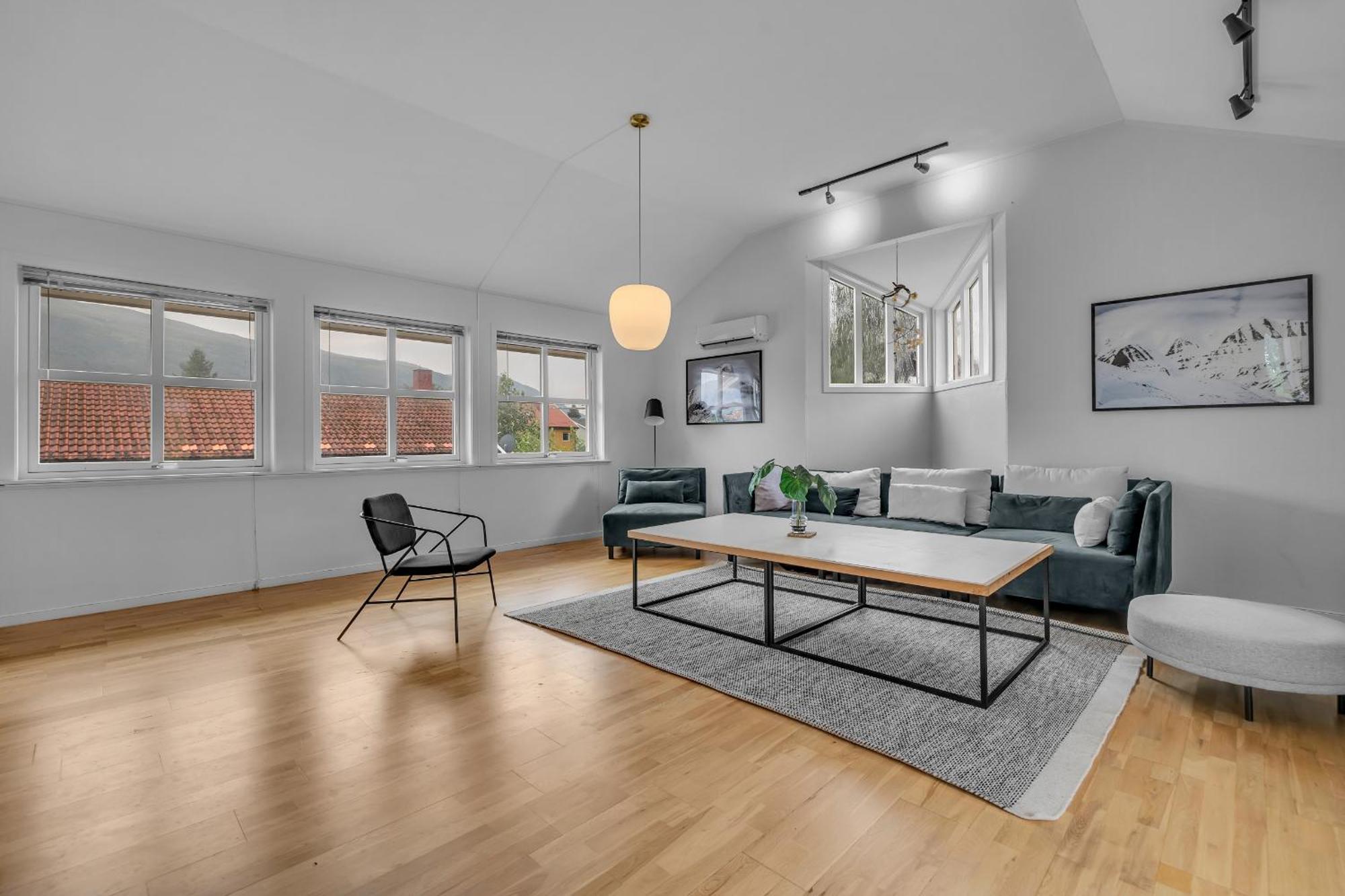 Large Modern House With A View Apartment *