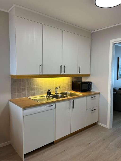 In - Close To Everything - Free Parking Apartment *