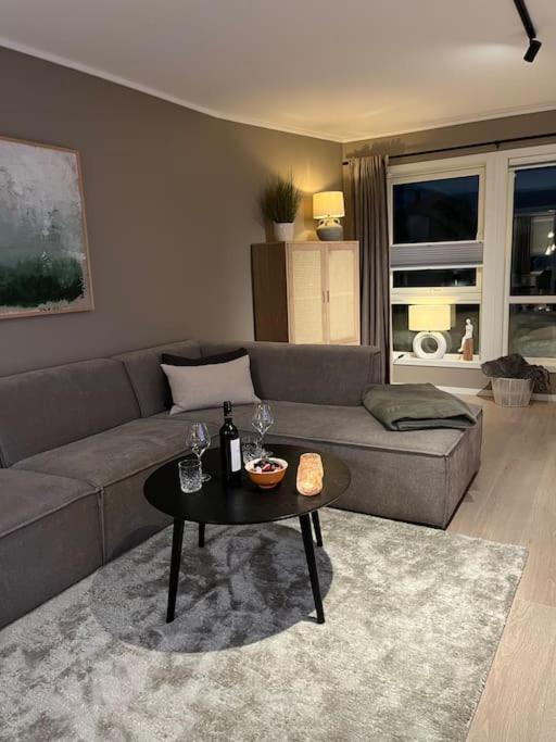 In - Close To Everything - Free Parking Apartment