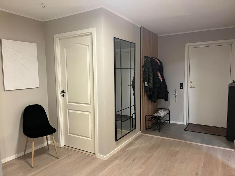 In - Close To Everything - Free Parking Apartment *