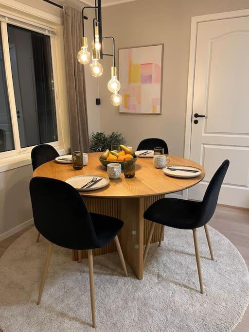 In - Close To Everything - Free Parking Apartment *