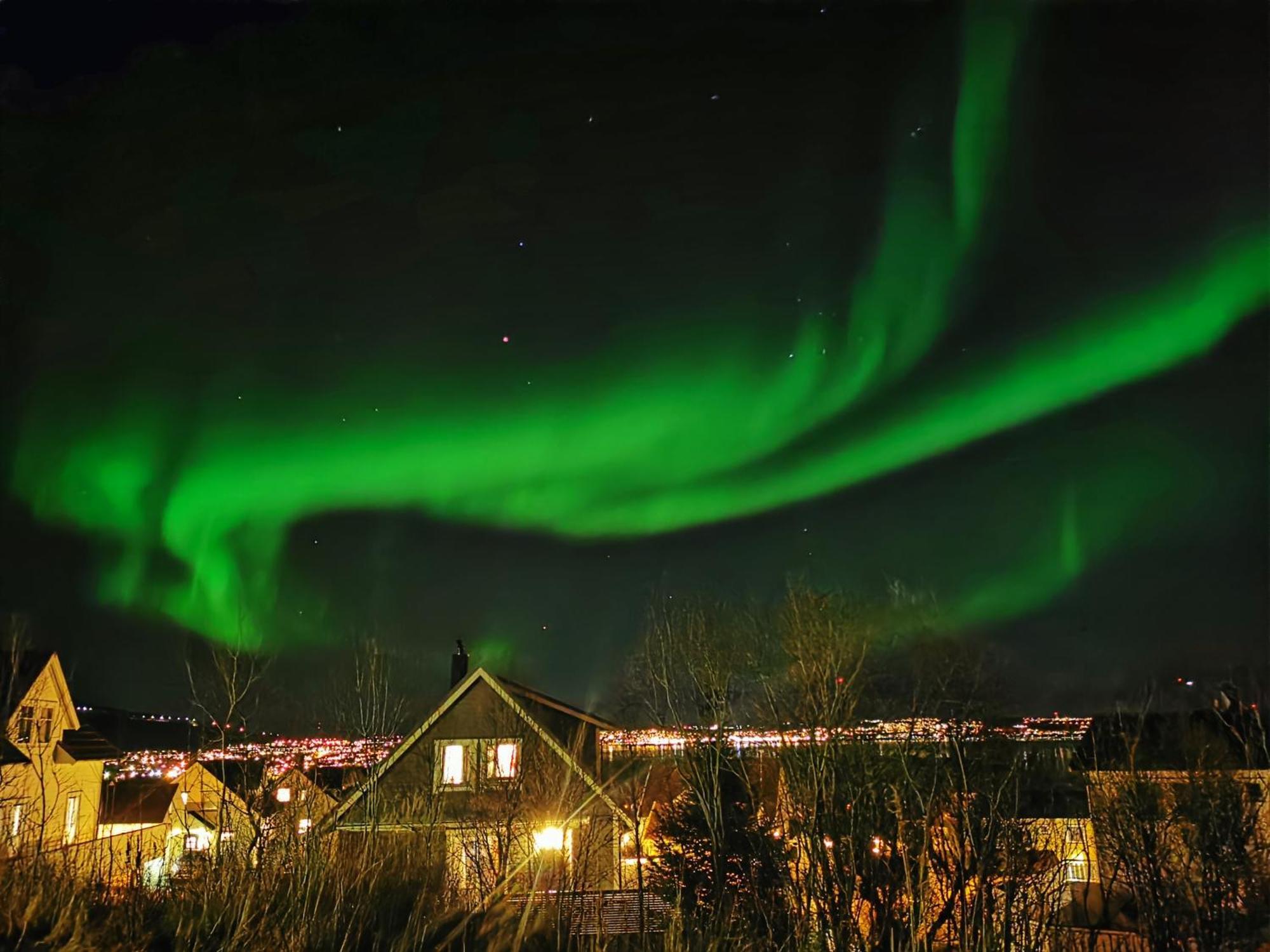 Modern 2 Bedroom Luxury King Bed, New Queen Bed, Free Parking, Perfect For Aurora Hunting And Exploring Kvaloya, Tromso, And Surrounding Islands Year-round *