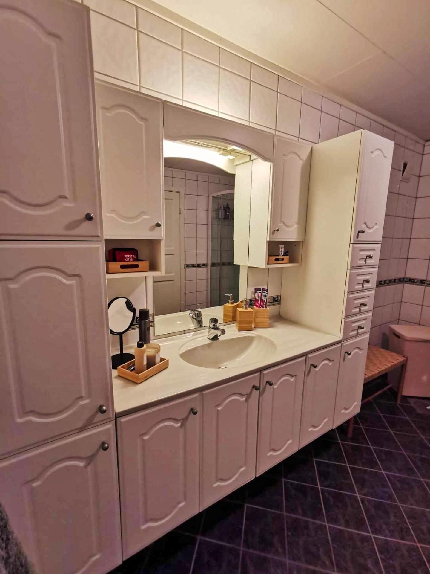 Modern 2 Bedroom Luxury King Bed, New Queen Bed, Free Parking, Perfect For Aurora Hunting And Exploring Kvaloya, Tromso, And Surrounding Islands Year-round Appartement