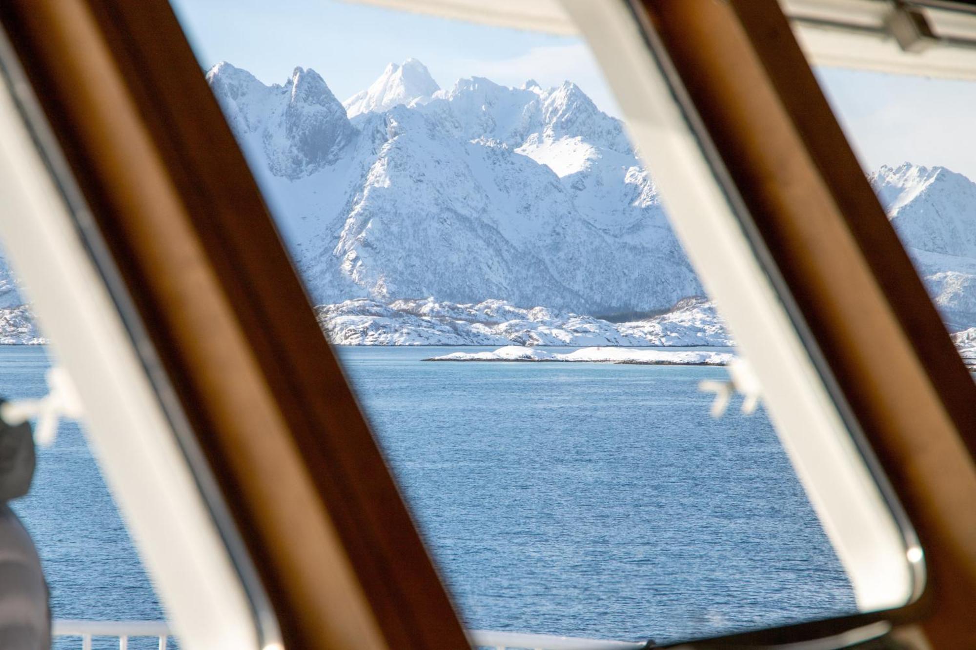 24hrs Northern Lights & Whale Watching Cruise Botel Tromso