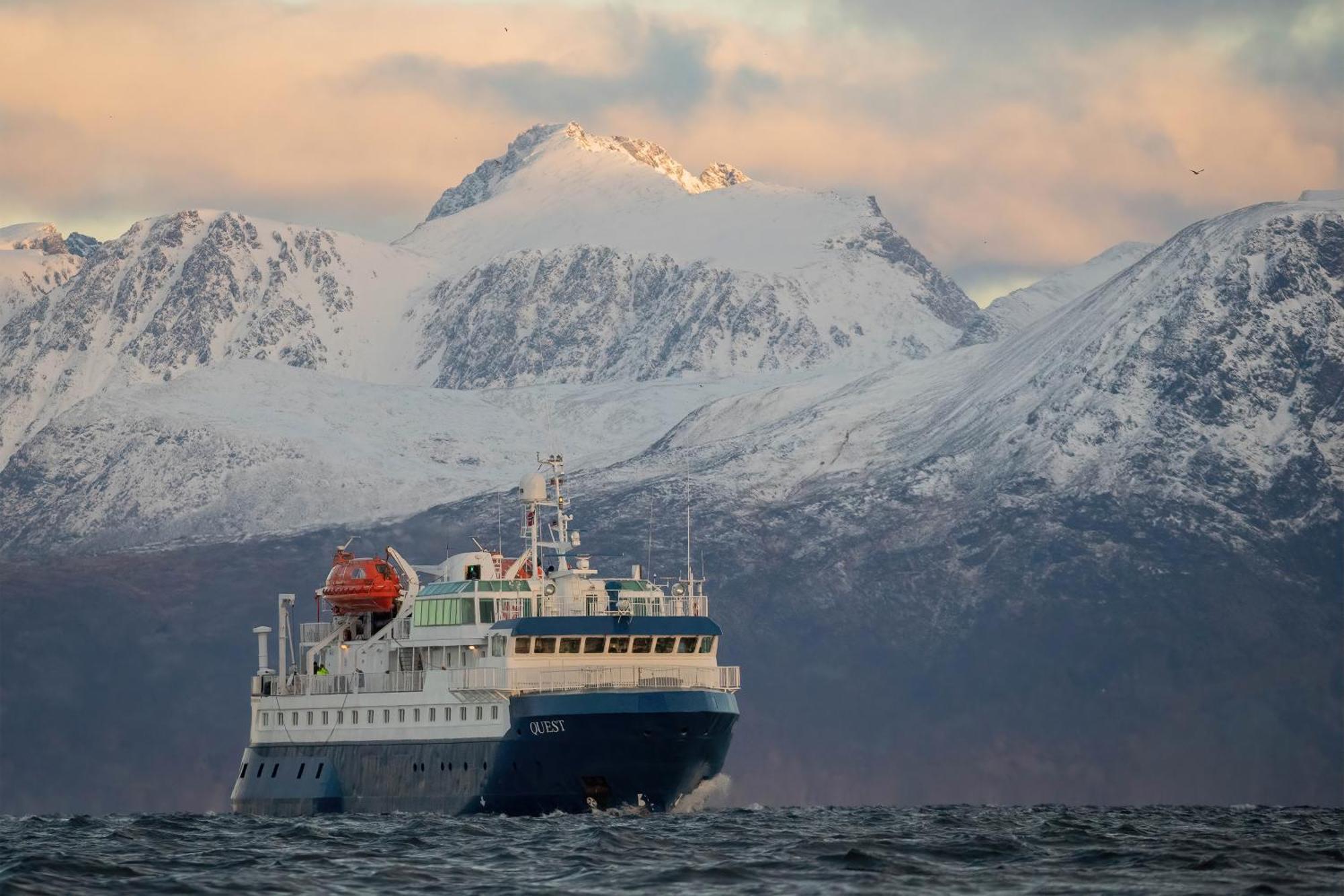 Botel 24hrs Northern Lights & Whale Watching Cruise