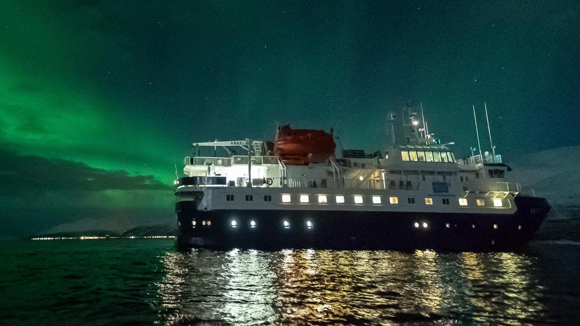 24hrs Northern Lights & Whale Watching Cruise Botel Tromso