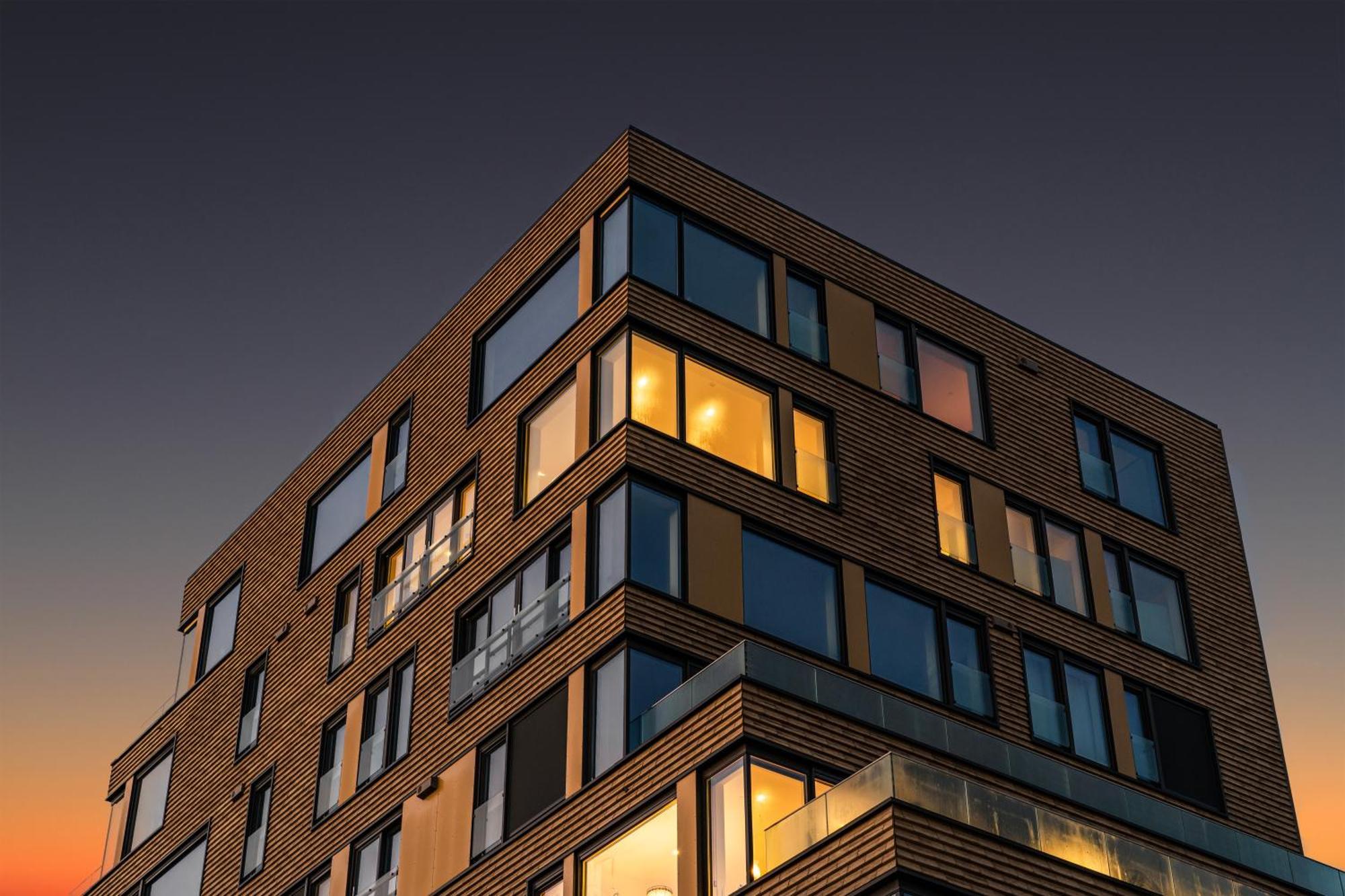 Luxury Downtown With 2 Bedrooms And 2 Bathrooms And Parking *