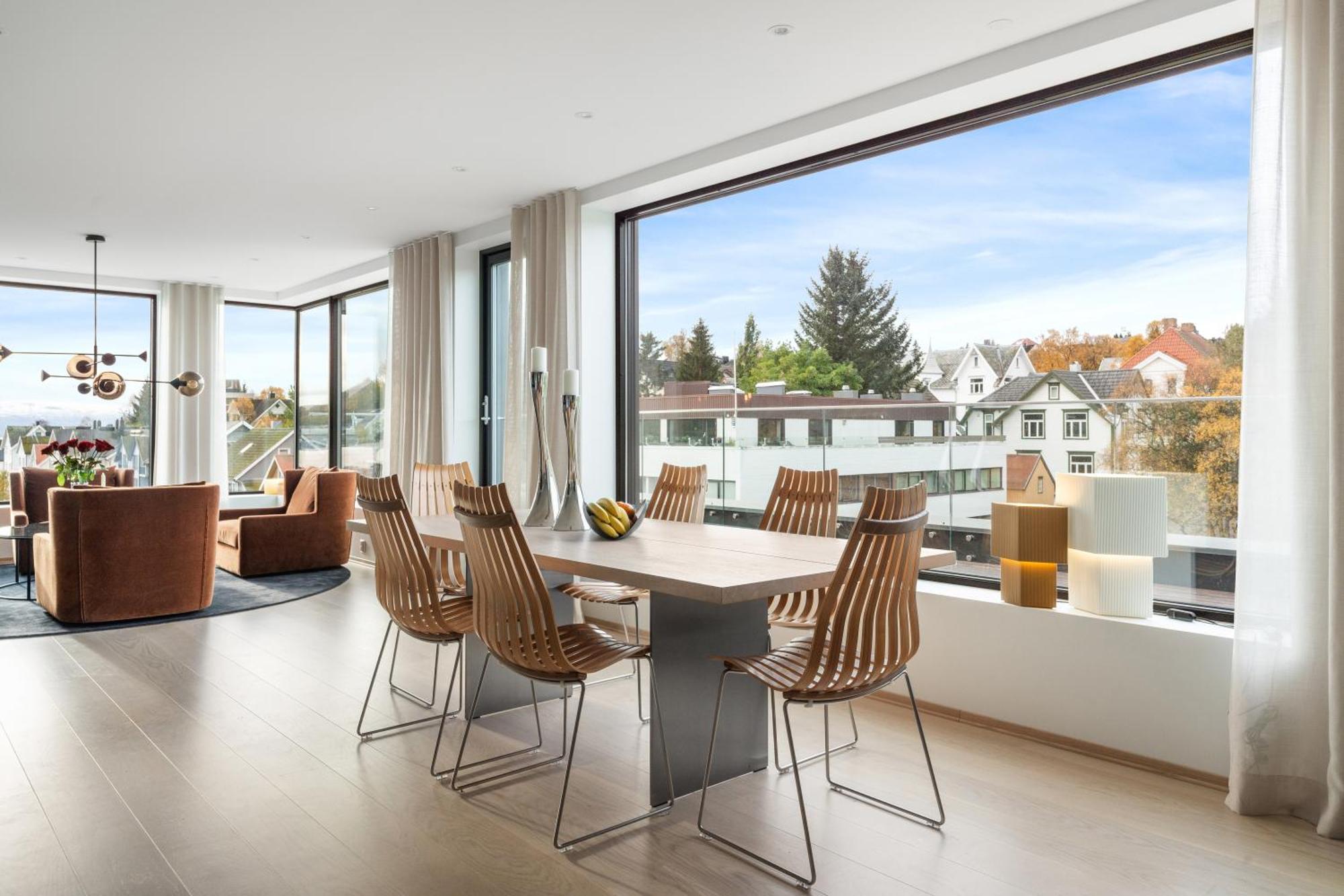 Luxury Downtown With 2 Bedrooms And 2 Bathrooms And Parking Apartment