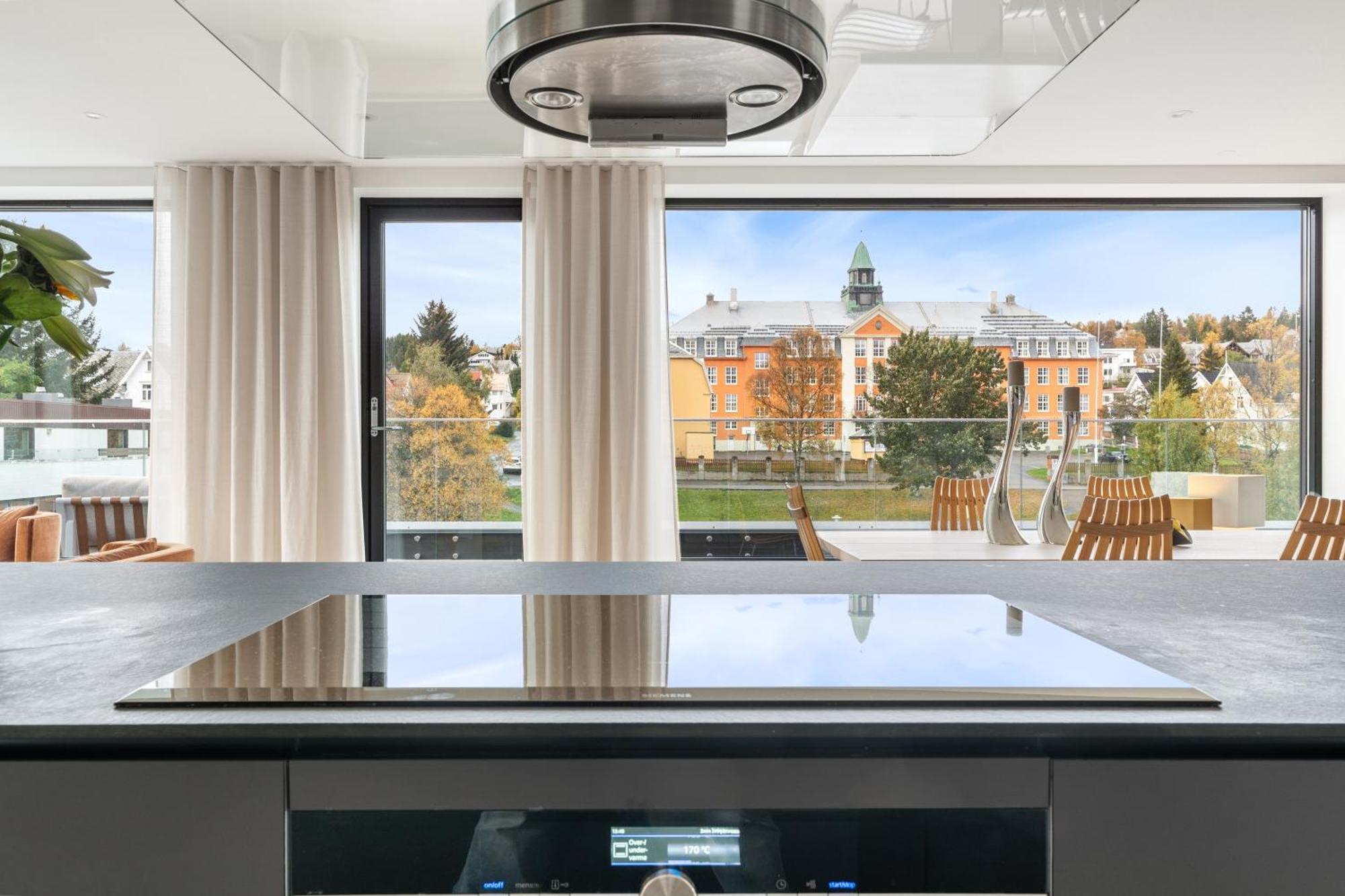 Luxury Downtown With 2 Bedrooms And 2 Bathrooms And Parking Apartment *