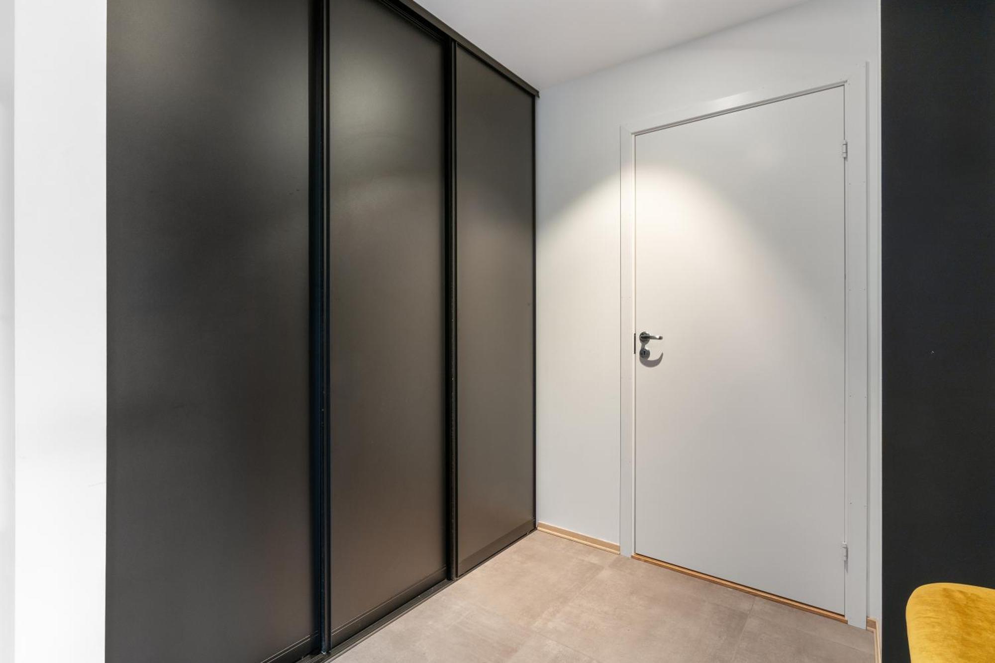 Luxury Downtown With 2 Bedrooms And 2 Bathrooms And Parking