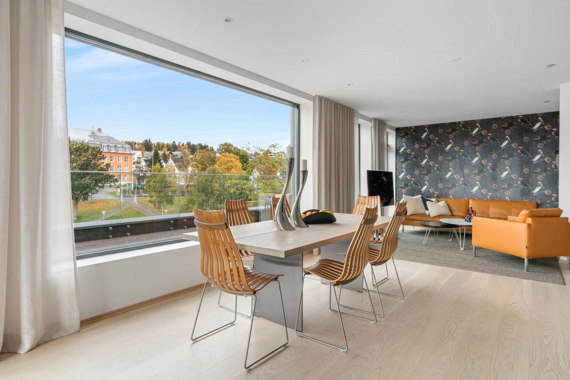 Luxury Downtown With 2 Bedrooms And 2 Bathrooms And Parking Apartment