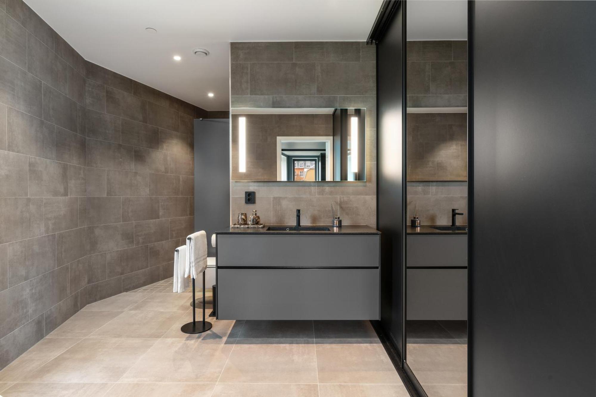 Luxury Downtown With 2 Bedrooms And 2 Bathrooms And Parking Apartment *
