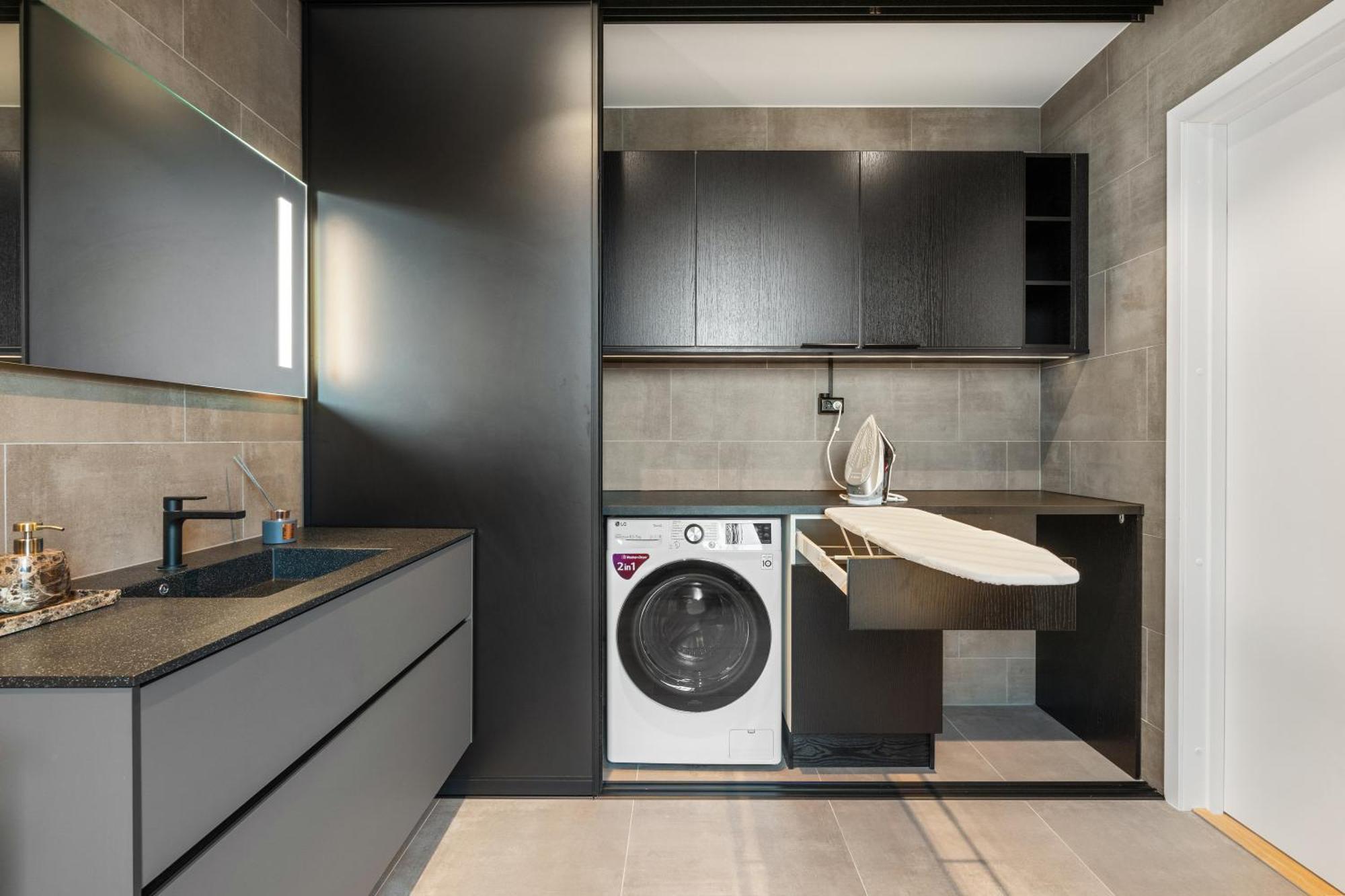 Luxury Downtown With 2 Bedrooms And 2 Bathrooms And Parking *