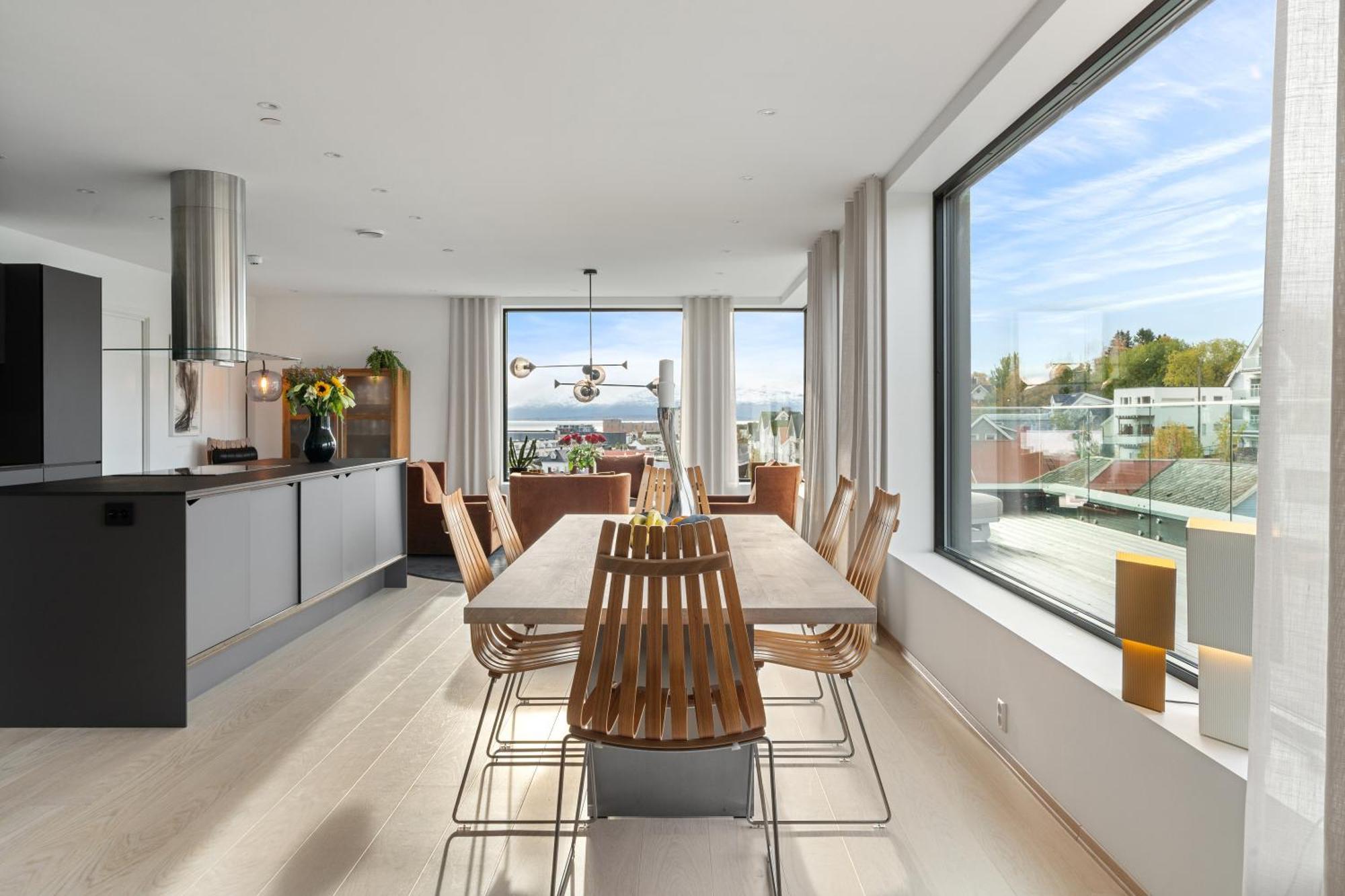 Luxury Downtown With 2 Bedrooms And 2 Bathrooms And Parking Apartment *