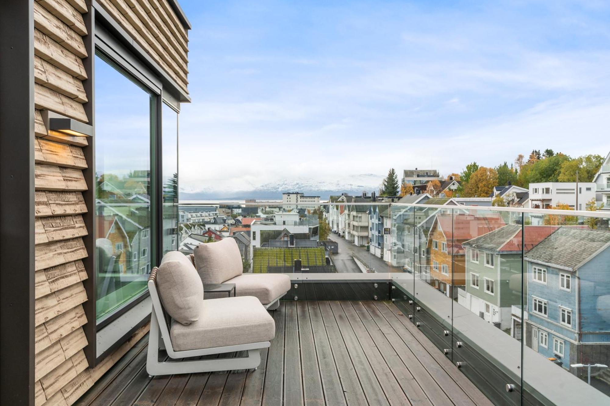 Luxury Downtown With 2 Bedrooms And 2 Bathrooms And Parking *