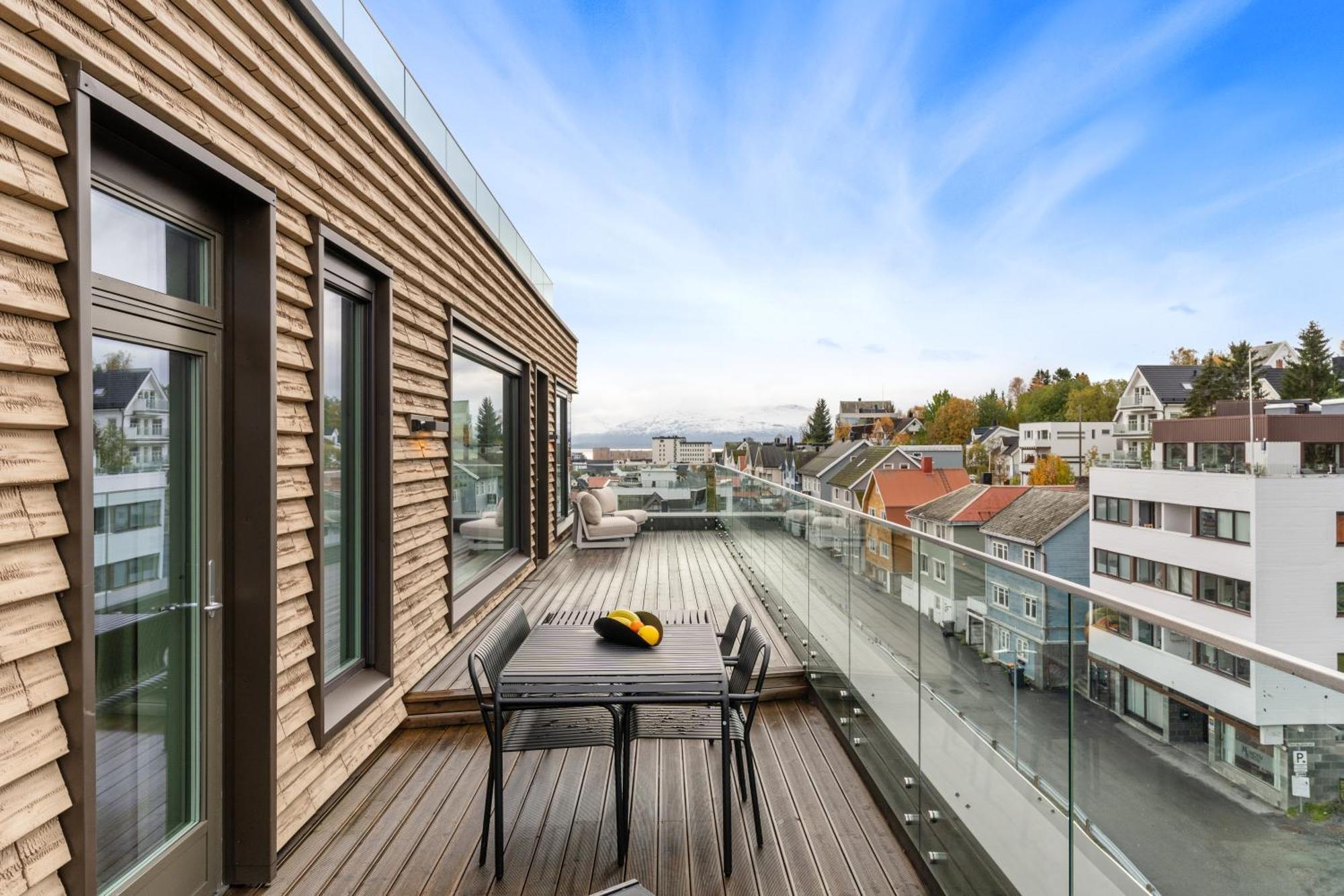 Luxury Downtown With 2 Bedrooms And 2 Bathrooms And Parking Tromsø