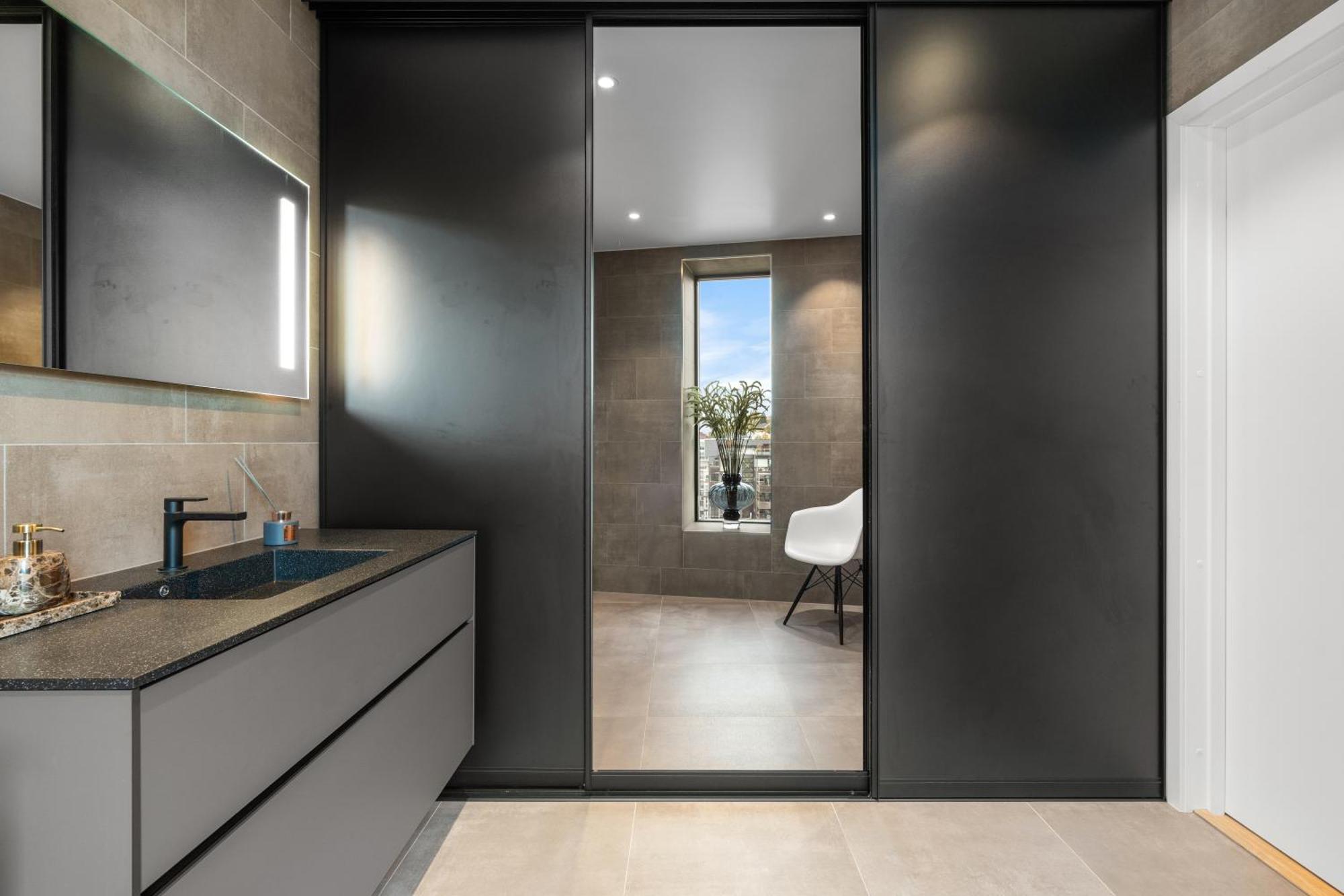Luxury Downtown With 2 Bedrooms And 2 Bathrooms And Parking Apartment *