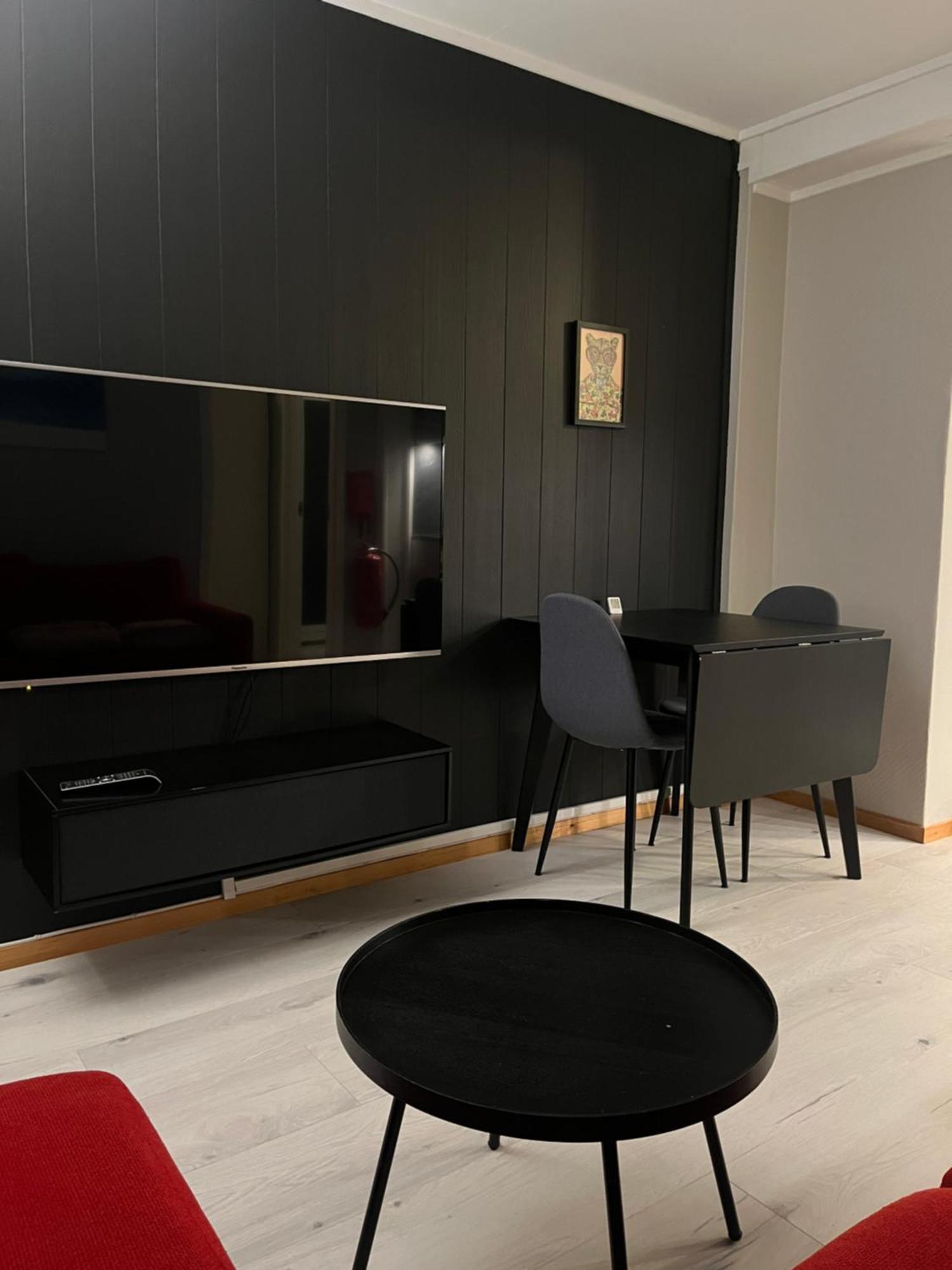 Downtown With Queensize Bed And Parking Appartement