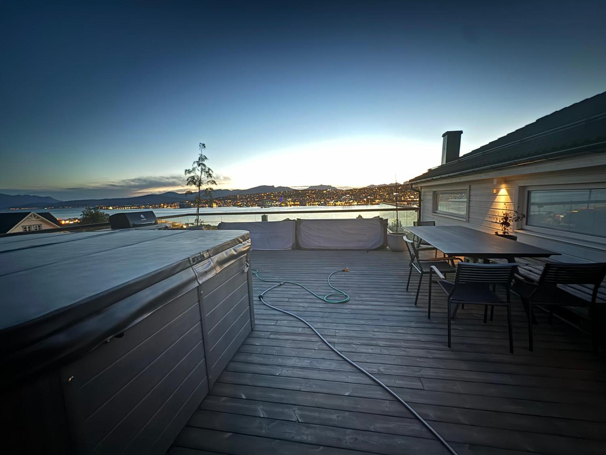 Moderne Sentral Med Fantastisk Utsikt Over Byen Villa *