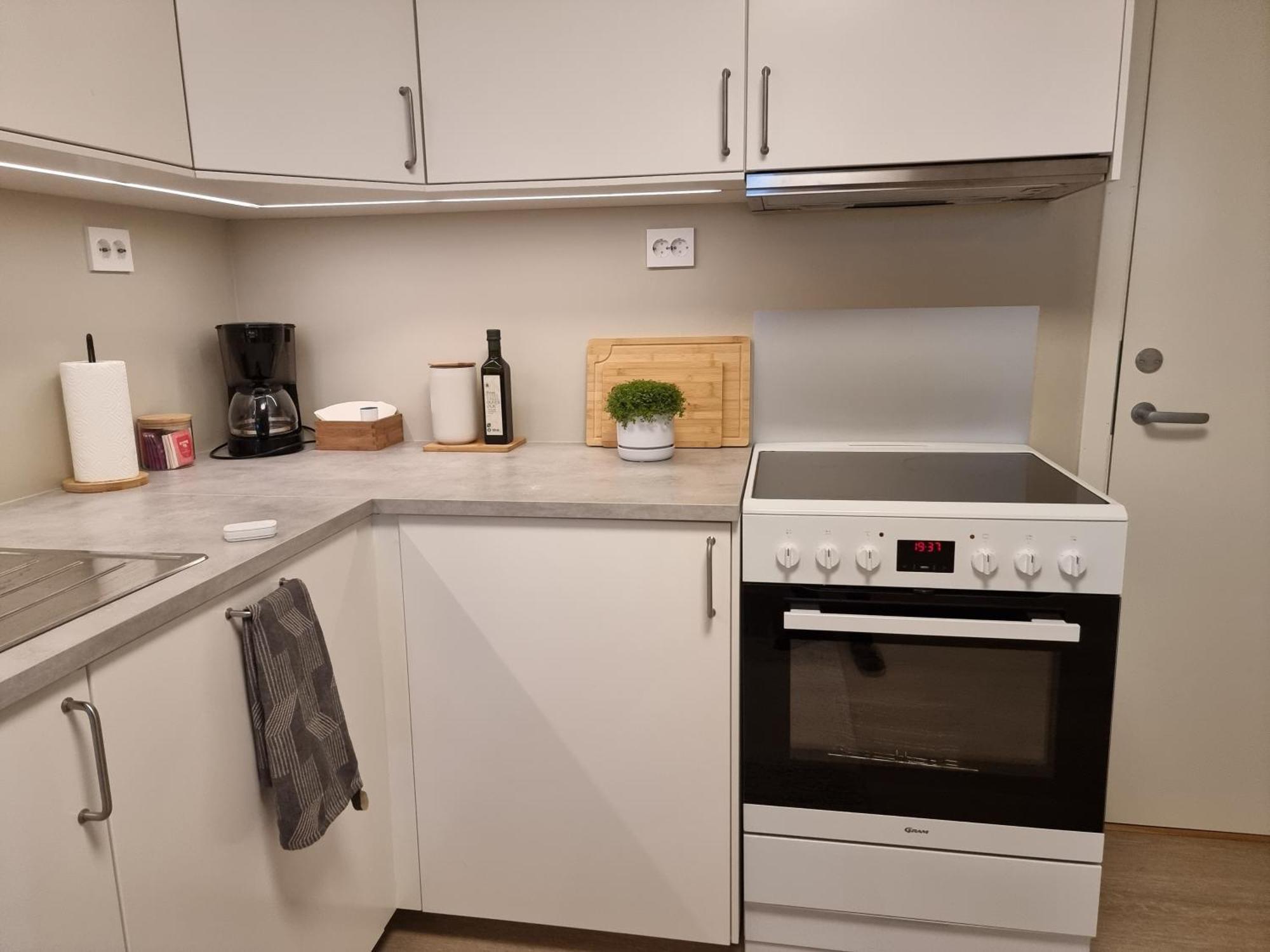 New Renovated Near The Airport With 3 Double Beds *