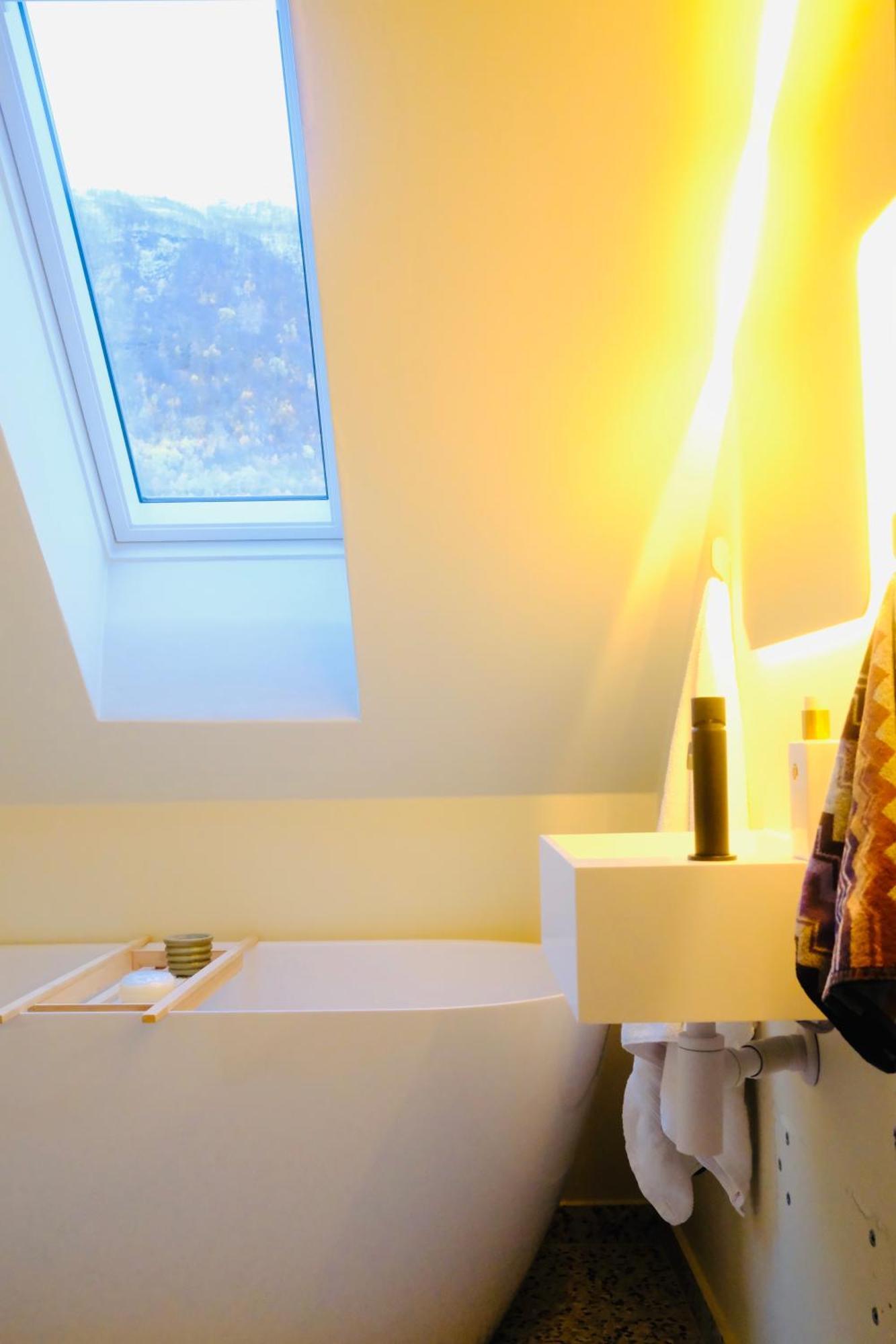 Urban Rooftop With Panoramic Sea View - Free Parking Appartement