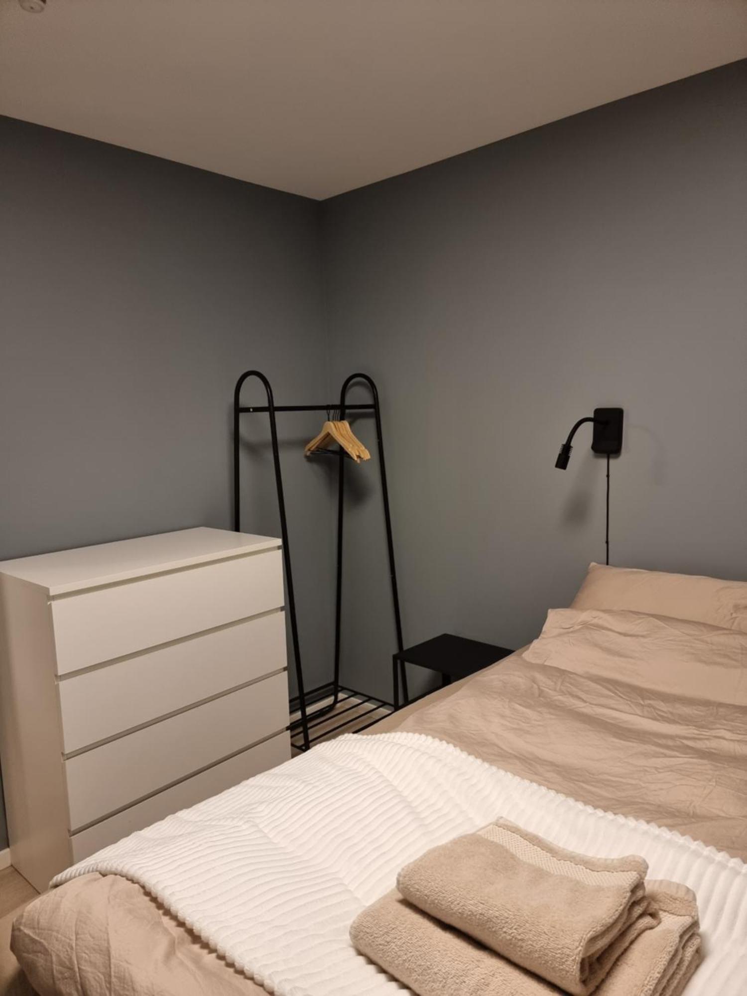 New Renovated Near The Airport With 3 Double Beds *