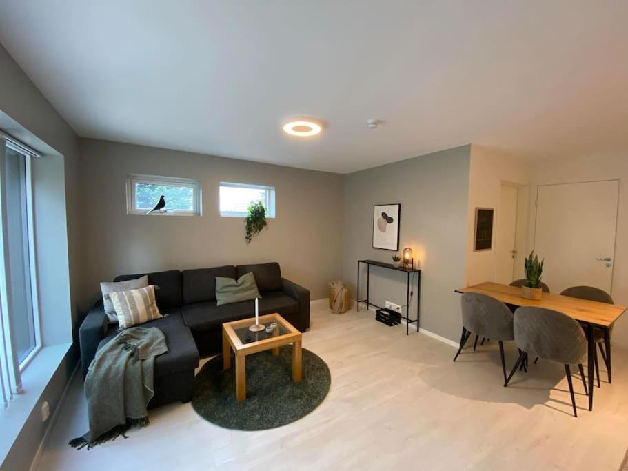 With Free Parking Near Trail Apartment *