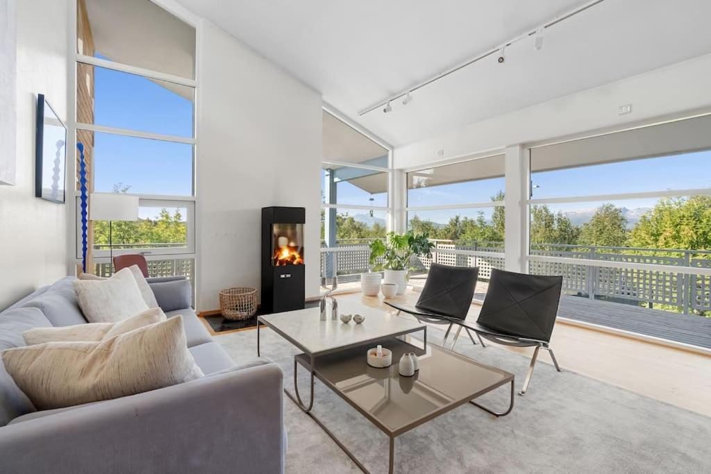 Elegant 4br With Great Views And Location