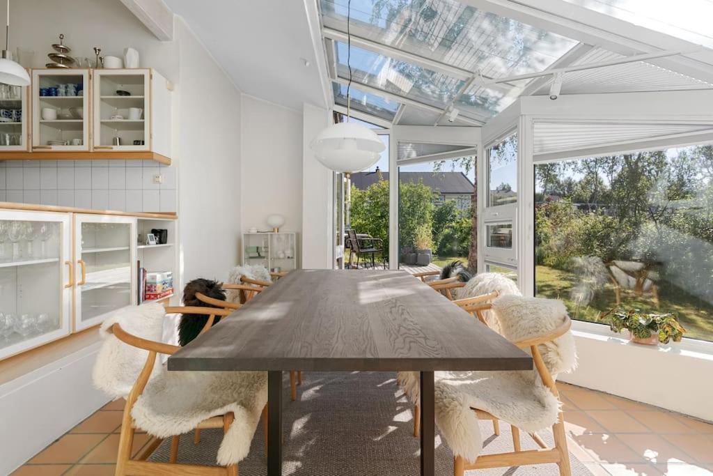 Elegant 4br With Great Views And Location Villa *