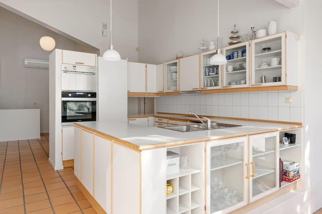 Elegant 4br With Great Views And Location