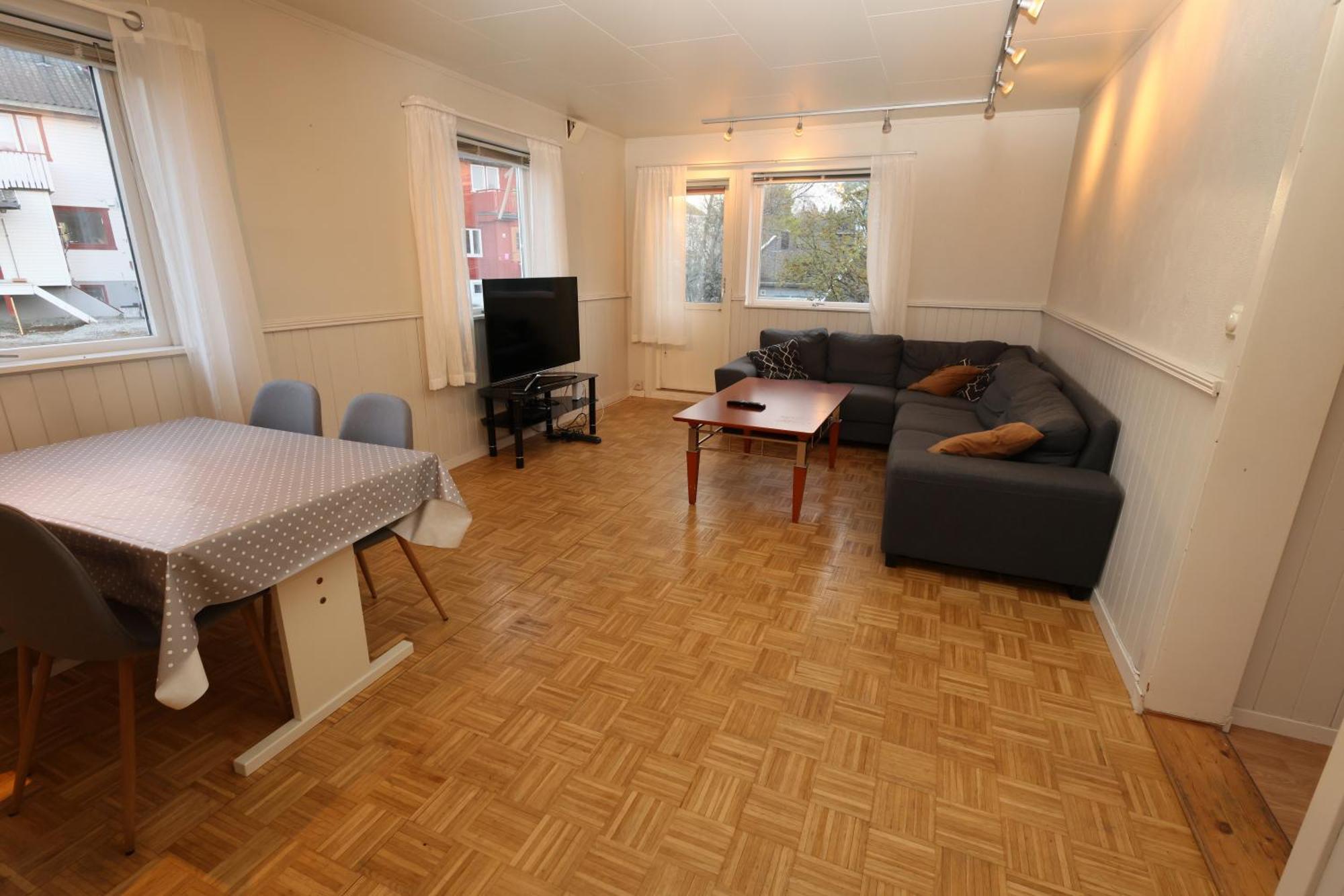 Close To Center, 900 M, 2 Bedroom, 2nd Floor Apartment Tromso
