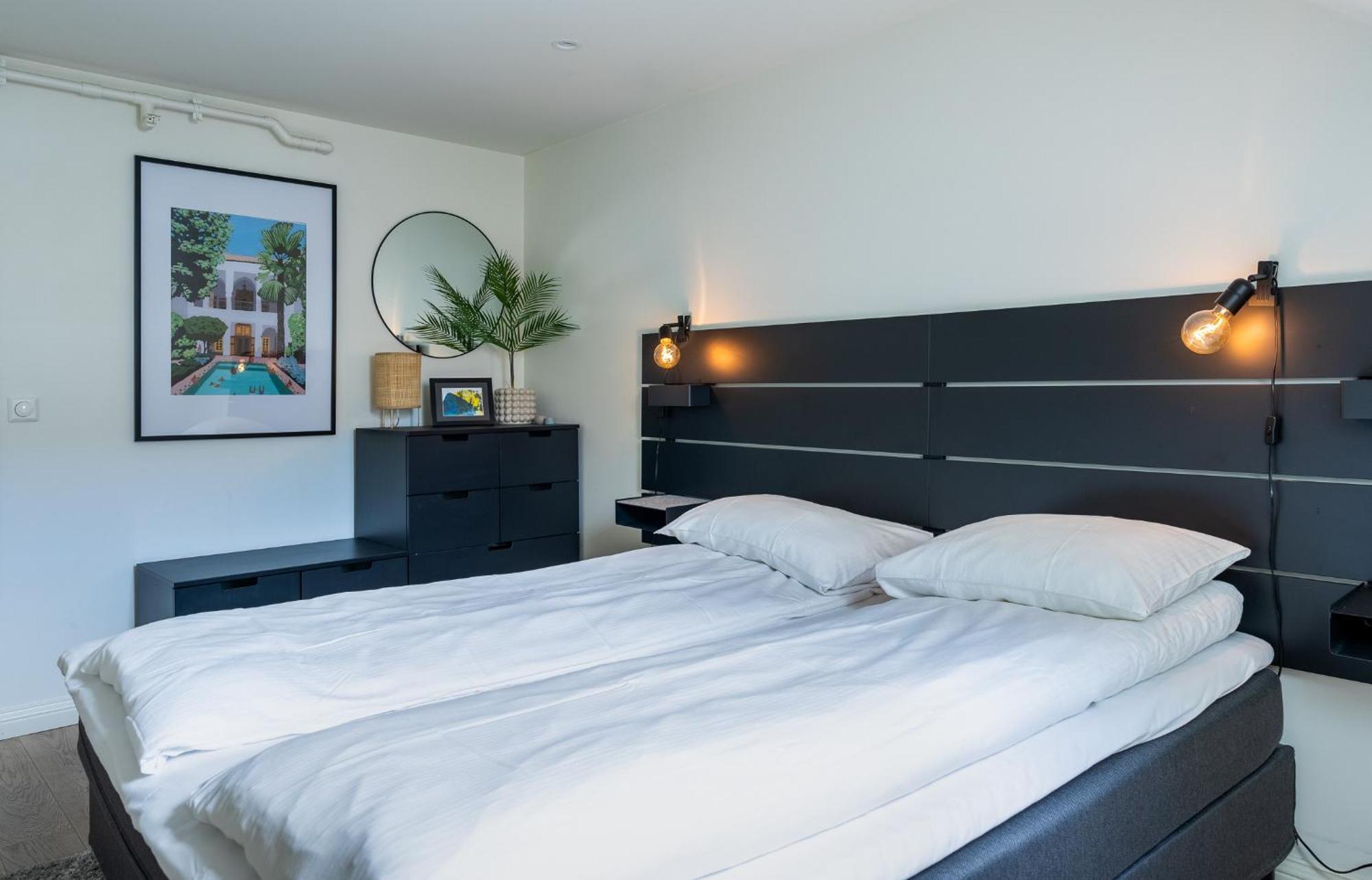 Town Square Apartment *