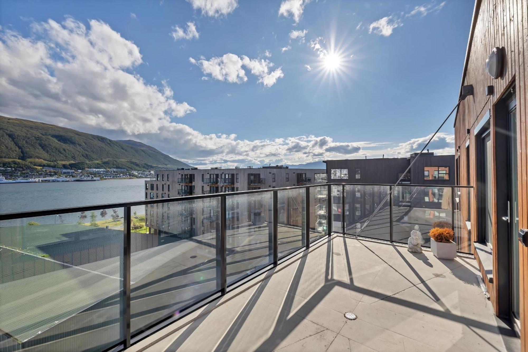 Penthouse With Spectacular Views And Two Balconies Apartment Tromso
