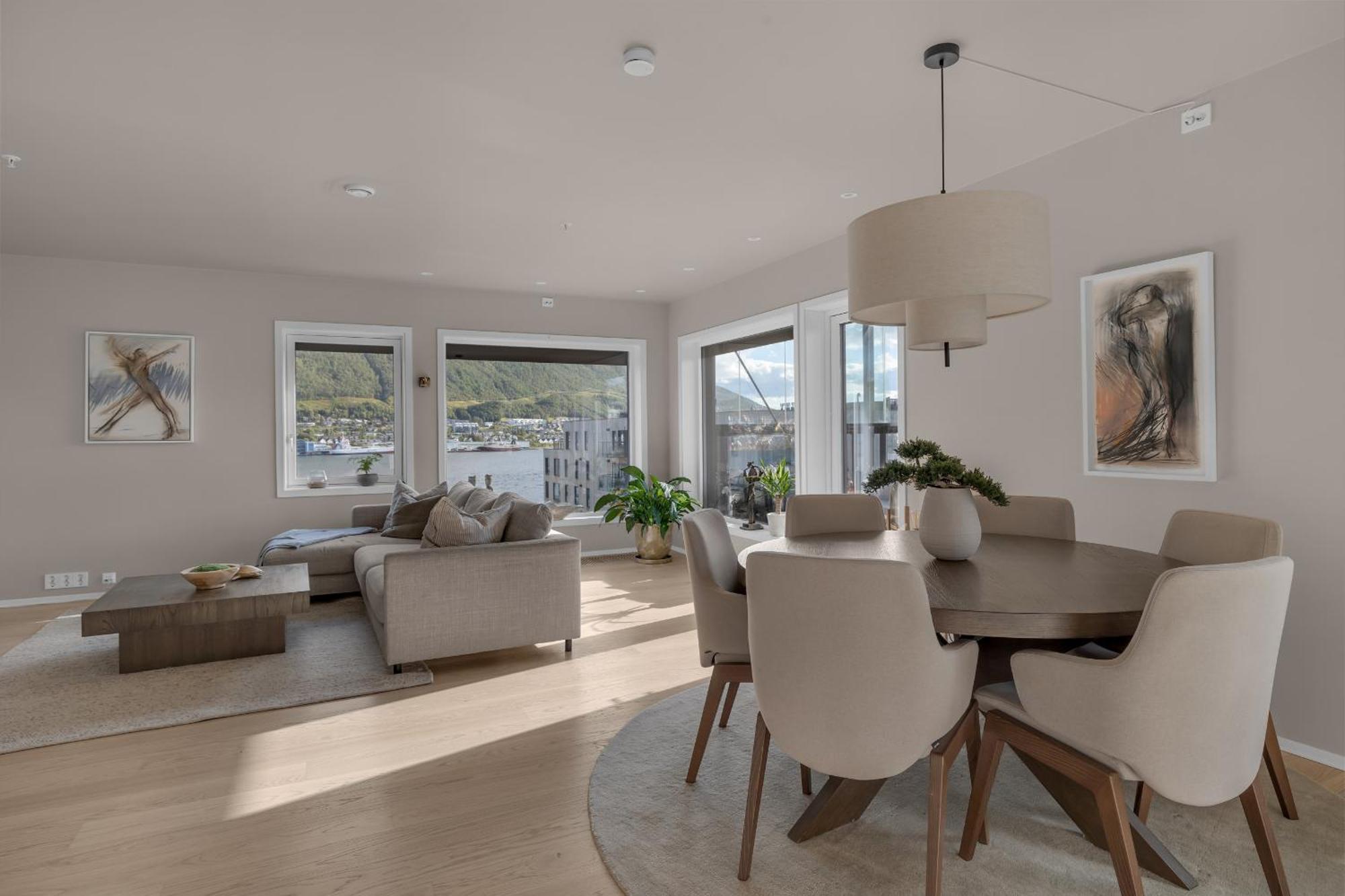 Penthouse With Spectacular Views And Two Balconies Tromso