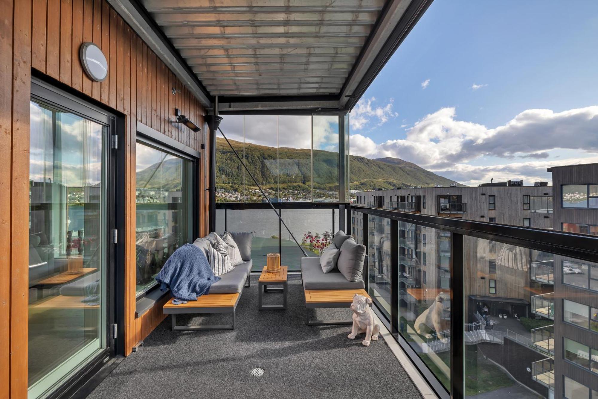 Penthouse With Spectacular Views And Two Balconies Apartment