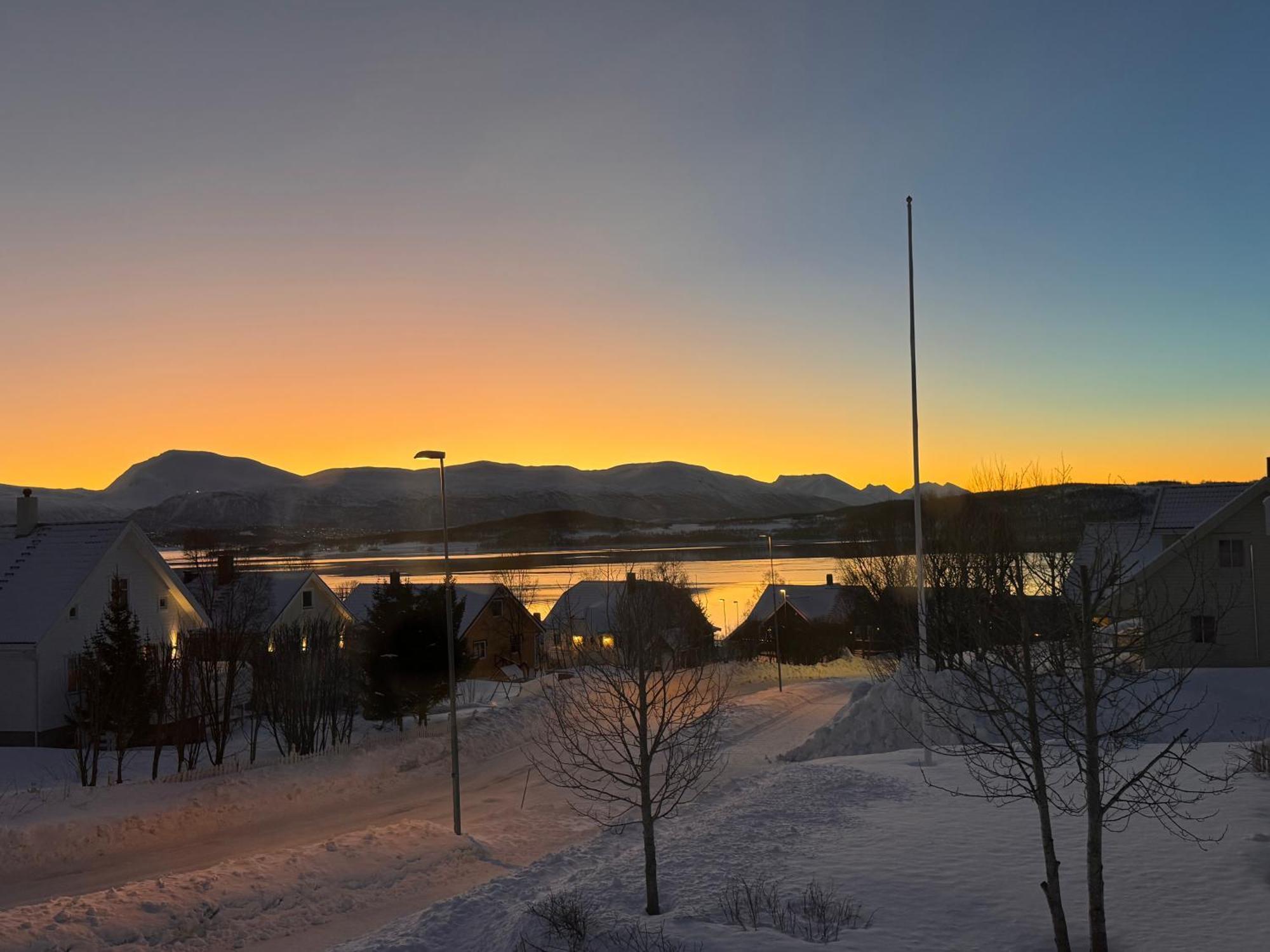 Modern 2 Bedroom Luxury King Bed, New Queen Bed, Free Parking, Perfect For Aurora Hunting And Exploring Kvaloya, Tromso, And Surrounding Islands Year-round * Tromsø