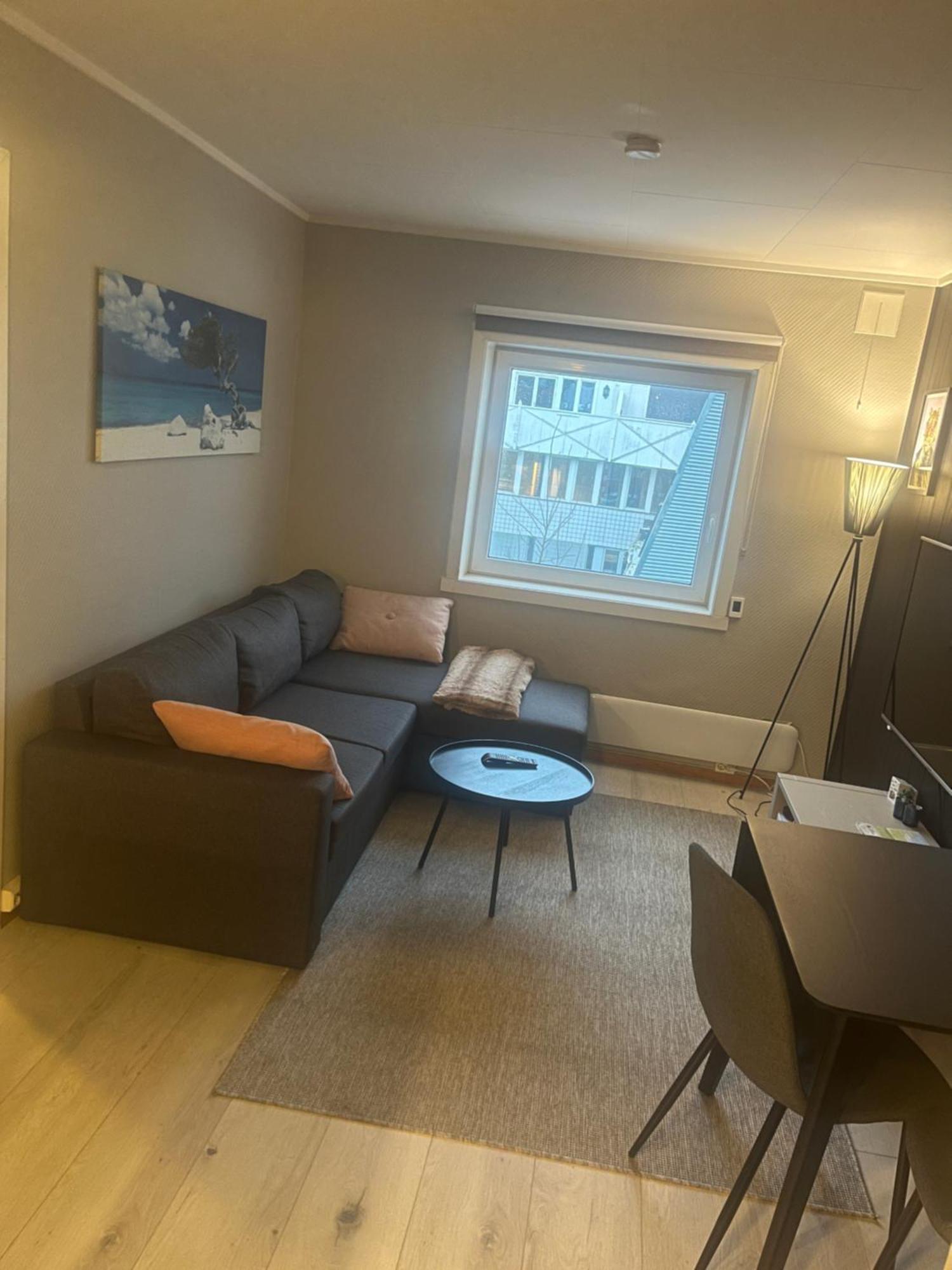 Downtown With Queensize Bed And Parking Apartment
