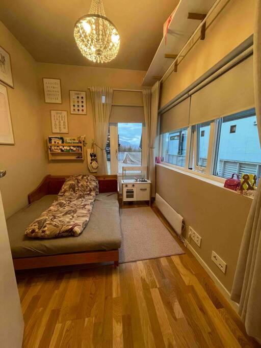 Cozy Home, Quiet Neighbourhood