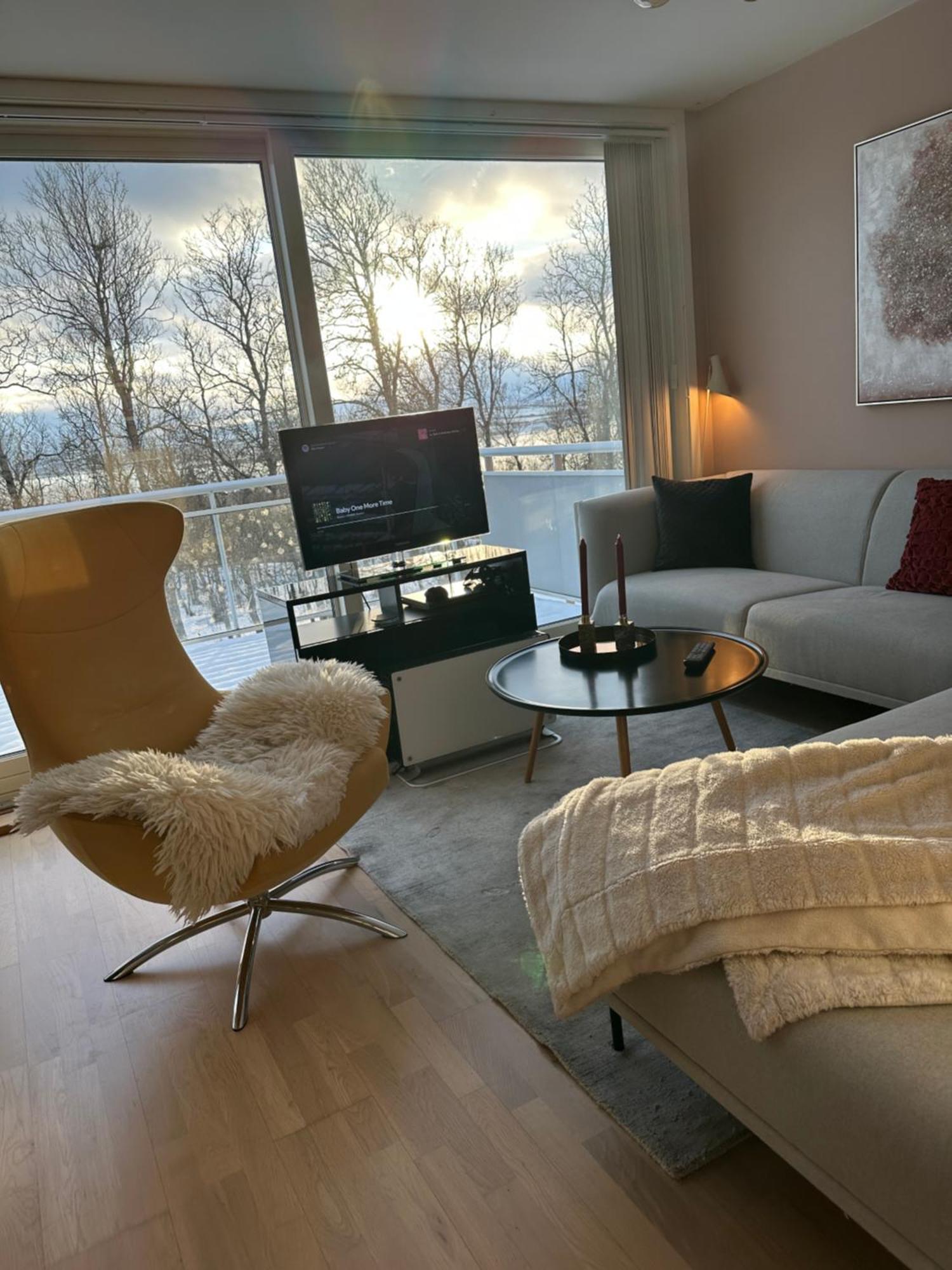 Beautiful View With A Walking Distance To Everything Apartment *