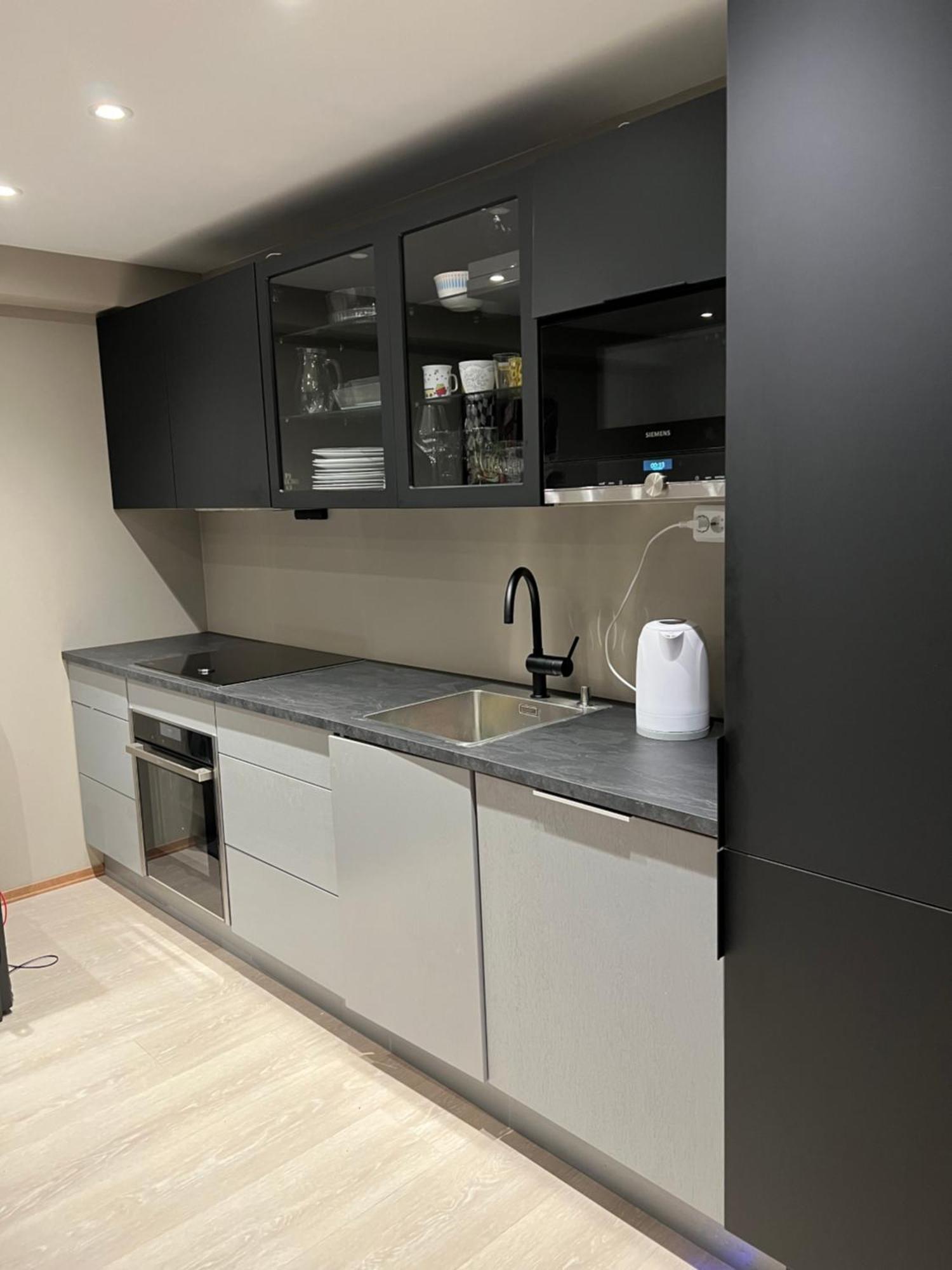 Moderne Liten Pa Toppen Av Tromsoyen Apartment