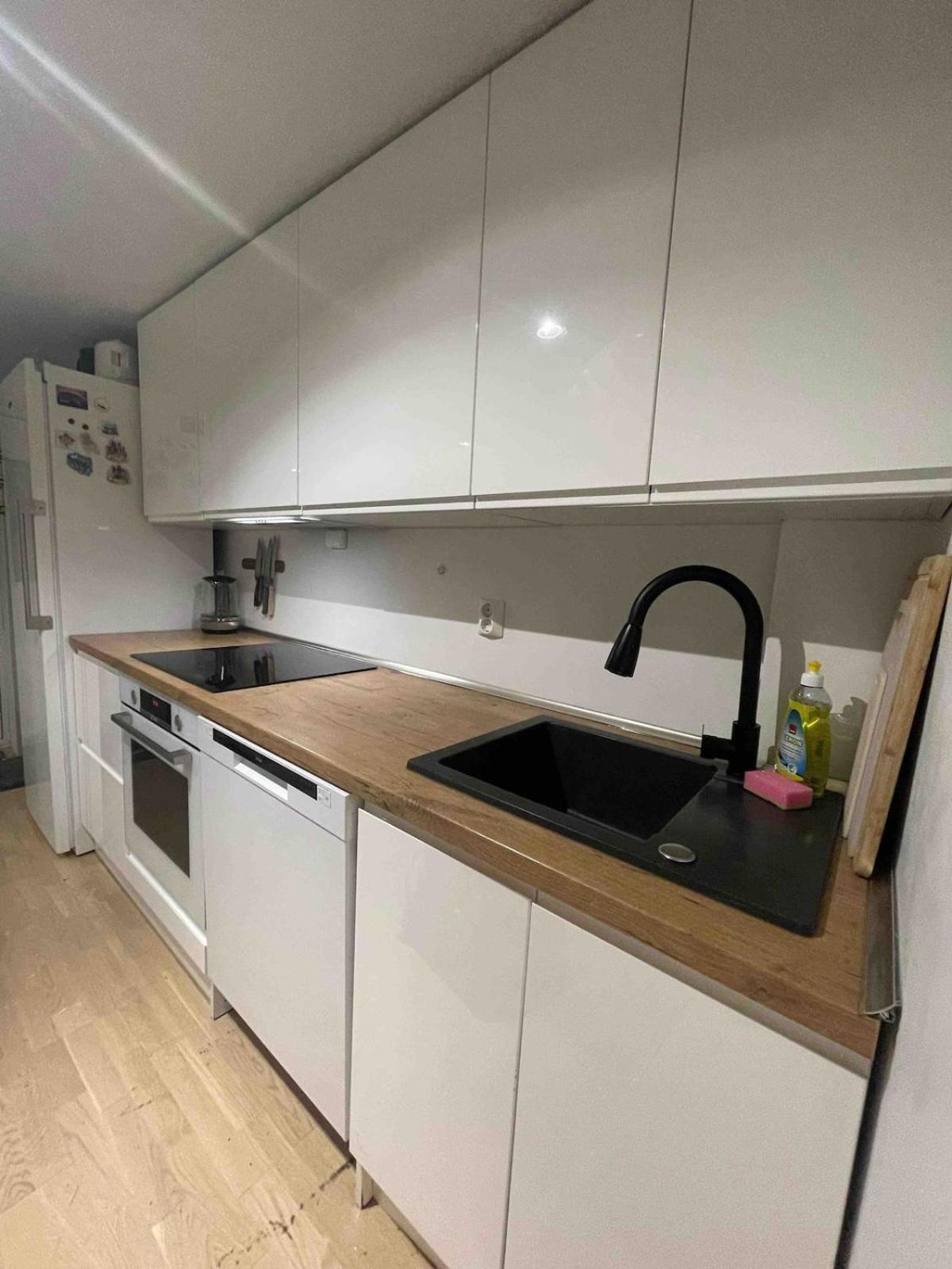 Cozy With 2 Bedrooms Apartment *