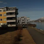 2 Bedroom Luxury Apartment Seafront, Free Pick Up!