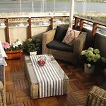 2 Bedroom Luxury Apartment Seafront, Free Pick Up!